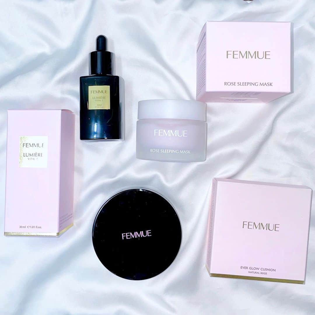 瀬口かなのインスタグラム：「﻿ 最近使ってるFEMMUEを紹介〜💓﻿ ﻿ ﻿ 冬になってきて乾燥に怯えてる日々なので、スキンケアは今はファミュで対策してる🙋‍♀️✨﻿ ﻿ ﻿ •ルミエール ヴァイタルC﻿ ﻿ スキンケアの浸透をサポートしてくれる﻿ ブースター美容液として使ってます🙏﻿ ﻿ ﻿ •ローズウォーター スリーピングマスク﻿ ﻿ 本当にこれ大好きでよく友達のプレゼントにも買ったりするくらい🎁﻿ 肌の水分量が欲しい時とか、夜疲れてスキンケア充分にできる気力ない時とかにこれに頼ったりする。﻿ ﻿ ﻿ •エバーグロウクッション﻿ ﻿ 「肌呼吸できるファンデーション」がテーマになっていてみずみずしいテクスチャーとなのでカバー力は心許ないけど保湿力があって乾燥しにくいところが良き🙆‍♀️✨﻿ ﻿ ﻿ ﻿ 乾燥肌なのでこの冬も頑張って乗り切ろうと思います🥲🤝✨✨﻿ ﻿ 他にももし皆さんが使ってていいアイテムあったら是非教えてください〜😽💓﻿ ﻿ ﻿」