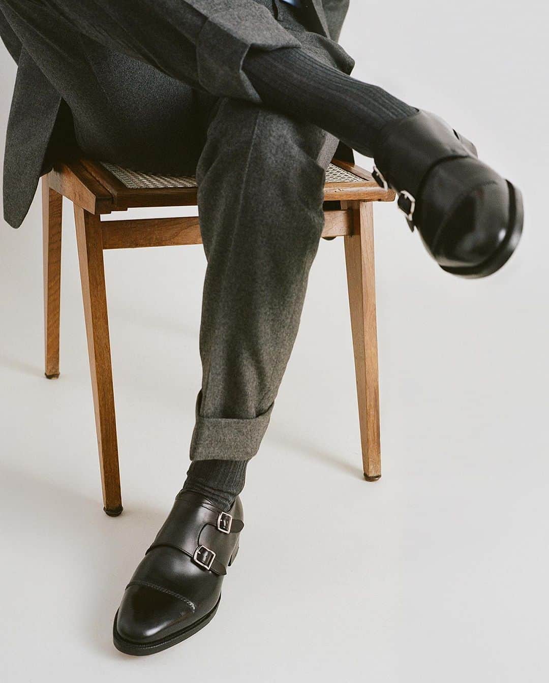 ジョンロブのインスタグラム：「Fall essentials – the William 75, the prevailing limited-edition version of this icon, a wholecut double-buckle featuring a hand-sewn toe cap and a single blind stitch inside its quarters. . #johnlobb @julienthomashamon @gauthierborsarello」