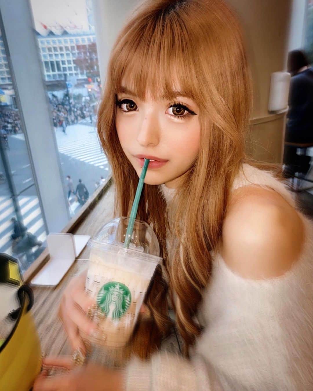 アンジェリカのインスタグラム：「❤︎ . マツエク　@eyelash_chrissie 行ってきてからスタバの新作飲みに行ってきたンゴ🥺♥  デザインはこの前と一緒🖐  セーブル 太さ0.15×0.2MIX SC.SC.Jカール 150本  ご新規様限定 あんじぇのインスタ見た！で 全メニュー30%OFF☺️ (予約時にお伝え下さい♡)  . ❤︎  #マツエク #クリッシー」