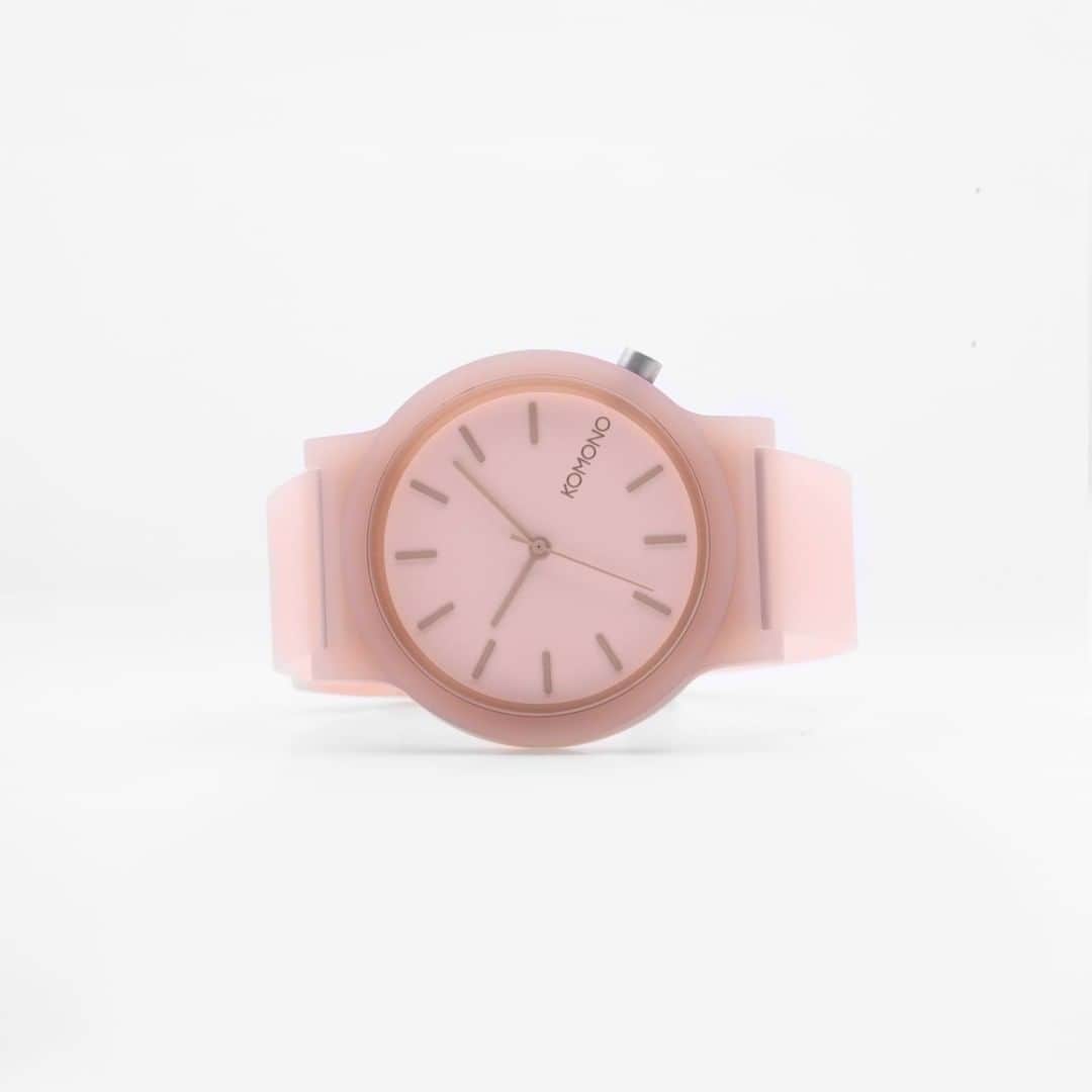 のインスタグラム：「A watch is just the right timeless gift that will never go out of style! Our Mono watches are the perfect pick for those who aren’t afraid to stand out 🙌 Available in different colors!   #komono #komonowatches #ikkoopbelgisch」