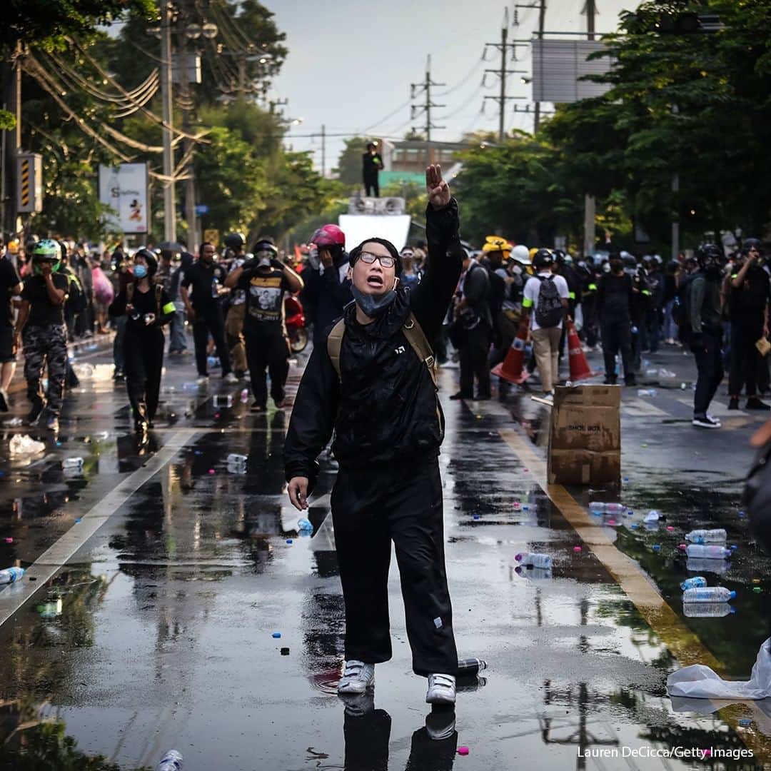 ABC Newsさんのインスタグラム写真 - (ABC NewsInstagram)「A pro-democracy protester holds up a three finger salute after police fired tear gas and water canon to try and disperse them outside Parliament on November 17, 2020 in Bangkok, Thailand. #thailand #protests」11月18日 18時30分 - abcnews