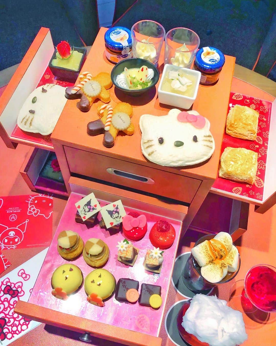 蘭子さんのインスタグラム写真 - (蘭子Instagram)「. 【Hilton 大阪 𖠚ᐝ】 . 不思議なスイーツの森　～ハローキティ・マイメロディ・クロミ　アフタヌーンティーセット～🐱🎀 . 可愛すぎてぴえん( 🥺ᵒ̴̶̷᷄꒳ᵒ̴̶̷᷅🥺 ) . ネットだと予約いっぱいだったけど電話したら入れまちた🥺❣️❣️ . . 12/20 までです❄🎄💓 . . . . . . #ヒルトン大阪#大阪#大阪カフェ#大阪グルメ#大阪観光#大阪旅行#大阪ホテル#梅田カフェ#心斎橋カフェ#関西旅行#関西カフェ#映えスポット #映え写真 #映えカフェ#映え旅 #タビジョ#タビジョと繋がりたい#日本旅行#旅行好きな人と繋がりたい#旅行好き #旅スタグラム#国内旅行」11月18日 18時31分 - xx_ranko_xx