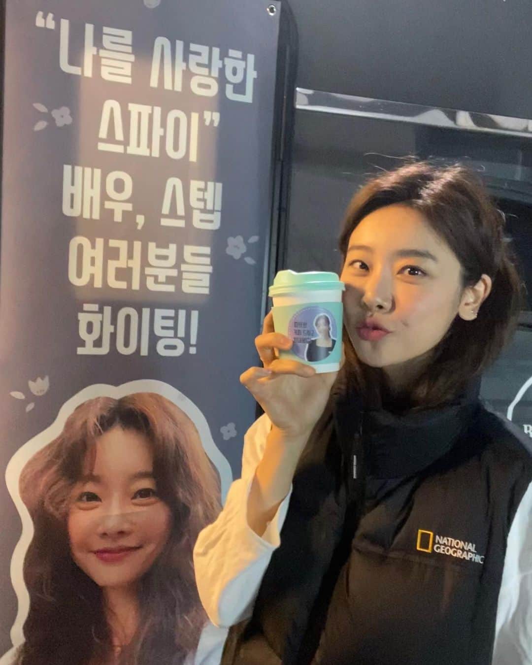 のインスタグラム：「@jamiewander_official  #제이미원더 에서 보내주신 커피차 덕분에, 너무나 따뜻하게 촬영합니다🤍 기분이가 하늘까지 팡팡🤍 LOVE , DEAR , jamiewander 😘」