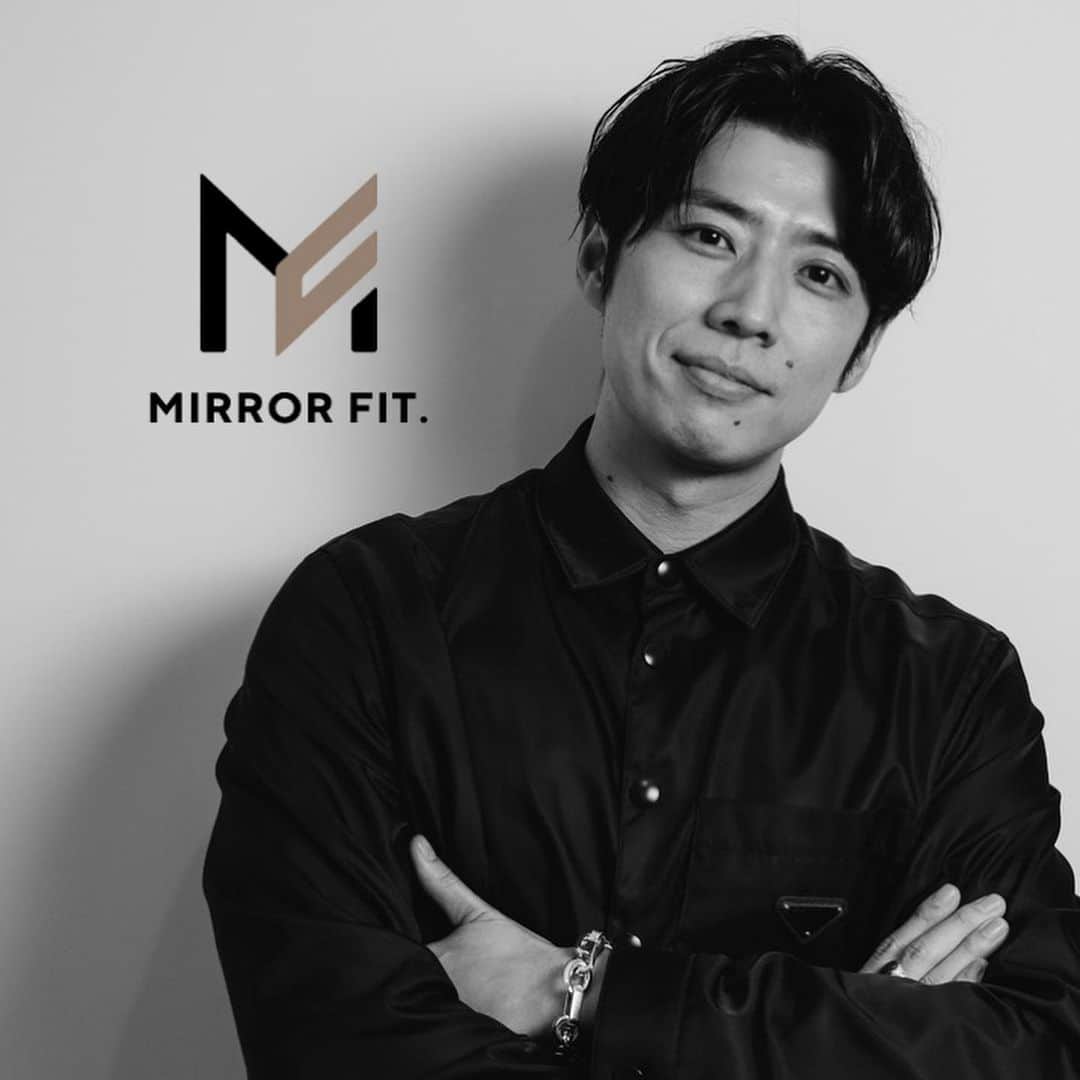 のインスタグラム：「『ミラーフィット株式会社』設立しました‼️  ~ミラーデバイスで自宅にいながら本格的なフィットネストレーニングを実現‼️第4のデバイス登場~ オンラインフィットネスサービス『MIRROR FIT.』  専用アプリ公開&サービス事前登録キャンペーンを開始しました！  ホームページ: https://mirrorfit.jp Press: https://prtimes.jp/main/html/searchrlp/company_id/70045   実は、こっそり今年の5月から仕込んでいた新事業をようやく本日リリース致しました。 新型コロナの影響で一変した生活の中で、たくさん我慢を強いられてると思います。 けど、コロナだからってこれまでの健康で自由な生活を諦めることなく、これを機にむしろもっと豊かに、健康に過ごす為に、何ができるのか必死に考え、仲間たちとここまで実行していきました。  弊社が提供する『MIRROR  FIT.』 のサービスは、フィットネスコンテンツに留まらず、未来のライフスタイルをサポートする為に ミラーデバイスを通じて、衣/食/エンタテインメントと幅広い領域でコンテンツを提供していくことで、 TV、スマートフォン、スマートスピーカーに続く、第4のデバイスとなることを目指します。  本日にたどりつくまでに、創業メンバーのサポートに加えて、社員、多くのご出資をシナジー効果が見込める企業様（ホテル、宿泊、広告、大学主導のベンチャーキャピタル、ブライダル関連企業等）から頂いております。  この先世界がどんな環境になっても人々が健康で、豊かな毎日を過ごすためのサービスを、未来のライフスタイルを提案する企業として全身全霊で邁進して参りますので是非ともご支援のほどよろしくお願いいたします。  ミラーデバイスの販売開始時期は12月頃を予定しておりますが、少しでもご興味がある方は以下ホームページより事前登録して頂けると、入会諸費用（配送費含）3万円相当のクーポンをプレゼントさせていただます。（購入と支払いを確約するものではありませんので気軽にお登録をお願いします‼️）  コウコウ頑張るね😆💪」