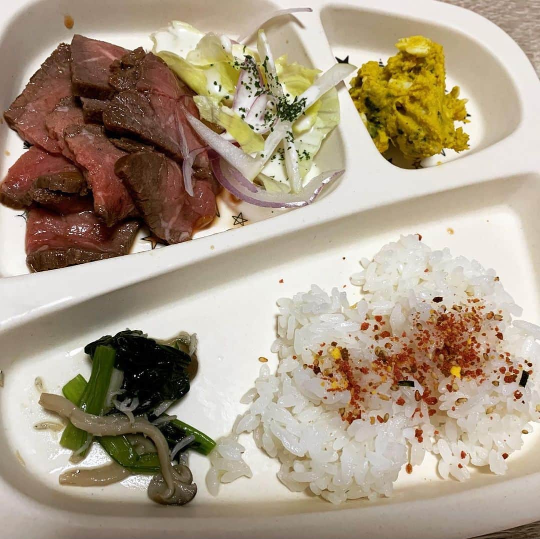 のインスタグラム：「女ゴリラ(ストーリーご覧下さい。) ですが今日もご飯作っとります🙄笑 #王子飯 #ローストビーフ #カボチャサラダ #小松菜としめじの和風ナムル #クラムチャウダー」