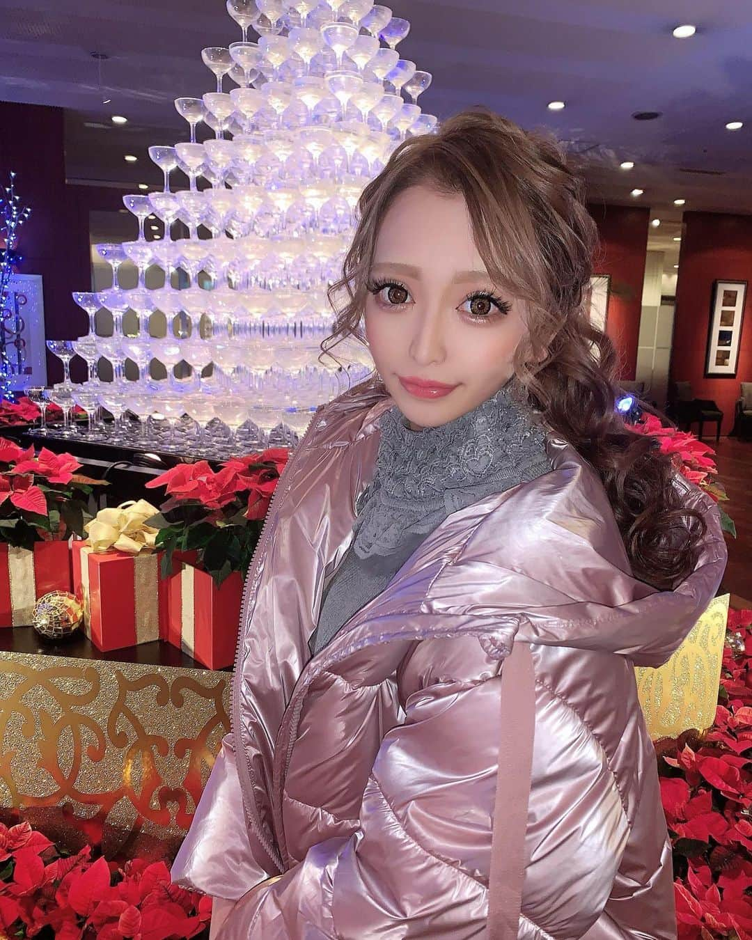 YURINAさんのインスタグラム写真 - (YURINAInstagram)「. 名古屋観光ホテル🎄🎁💝 . . #名古屋観光ホテル #クリスマス #クリスマスツリー #シャンパンタワー #伏見 #名古屋 #ポニーテール #ヘアアレンジ #メイク #かわいい #綺麗 #女の子 #インスタ映え #ファッション #冬コーデ #キャバ嬢 #キャバクラ #シャンパン #錦 #歌舞伎町 #六本木 #北新地 #ミナミ #中洲 #すすきの #christmas #fashion #fashionstyle #cute #girl」11月18日 18時36分 - barbiechan__xx