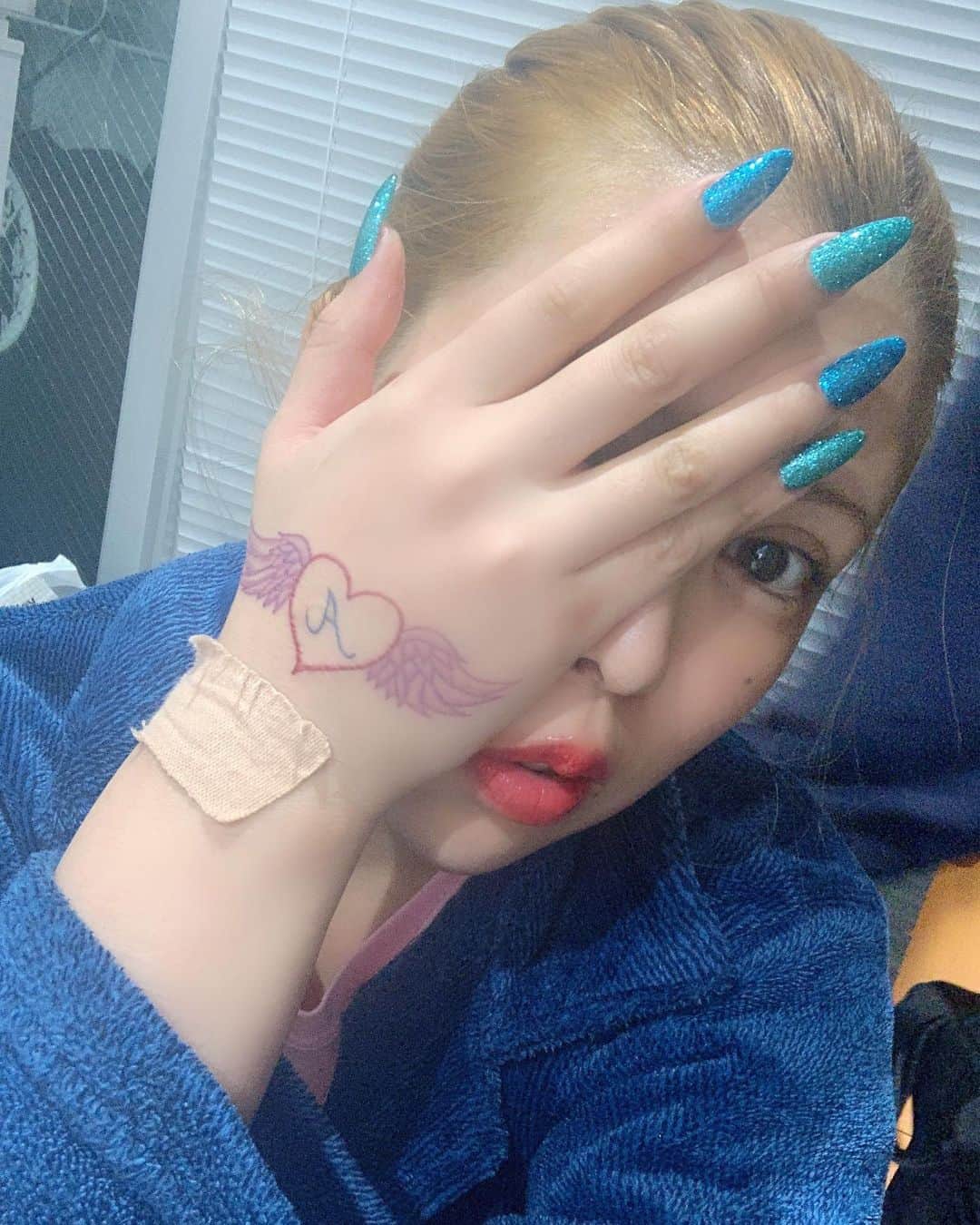 坂口杏里のインスタグラム：「さっ！ご飯ご飯♥️ からの準備して  09054307175  ↑何かあればこちらまで！ Bar Cachette (カシェット) 東京都新宿区歌舞伎町2-11-7 メトロビル4階 営業時間 1:00～7:00  お待ちしてますん💕 男性１時間3000円 女性１時間1500円 （飲み放題）」