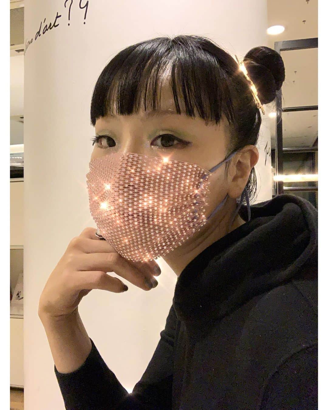 Young Juvenile Youthのインスタグラム：「Kirakira mask😷💓   Thanks @tomomakeup ♥️」