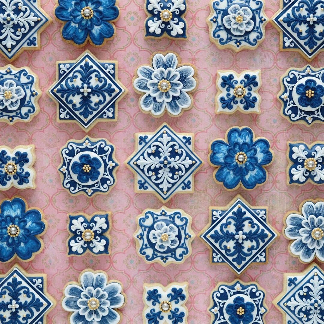 KUNIKAのインスタグラム：「Cookies with a design inspired by Chinese pottery. My favorite combination of blue, white and pink.🫐🦢🩰  そろそろ再始動します👩🏻‍🍳🎨  #artofkunika」
