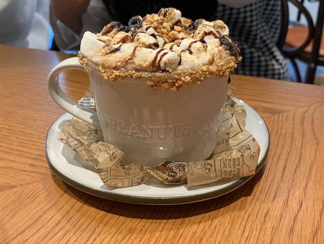 斉藤真木子さんのインスタグラム写真 - (斉藤真木子Instagram)「初めてのPEANUTS CAFE☕️🤍 言わずもがなで映える📸スライダープレートはもちろん マカロニチーズも美味しかったし､ポテトが好みの細さで最高😚 私が飲んだのはチャーリーブラウンのミルクセーキ🥛♡😘 店内や食器､カトラリーにもスヌーピーがいっぱいでした☺️💞 私が行った時は90分制で店内の感染対策もしっかりしてるので 安心安全にPEANUTSの世界観を楽しめると思います😌🍽🌍 #名古屋カフェ #栄カフェ #peanutscafe #レイヤード久屋大通パーク」11月18日 18時37分 - saitomakiko628