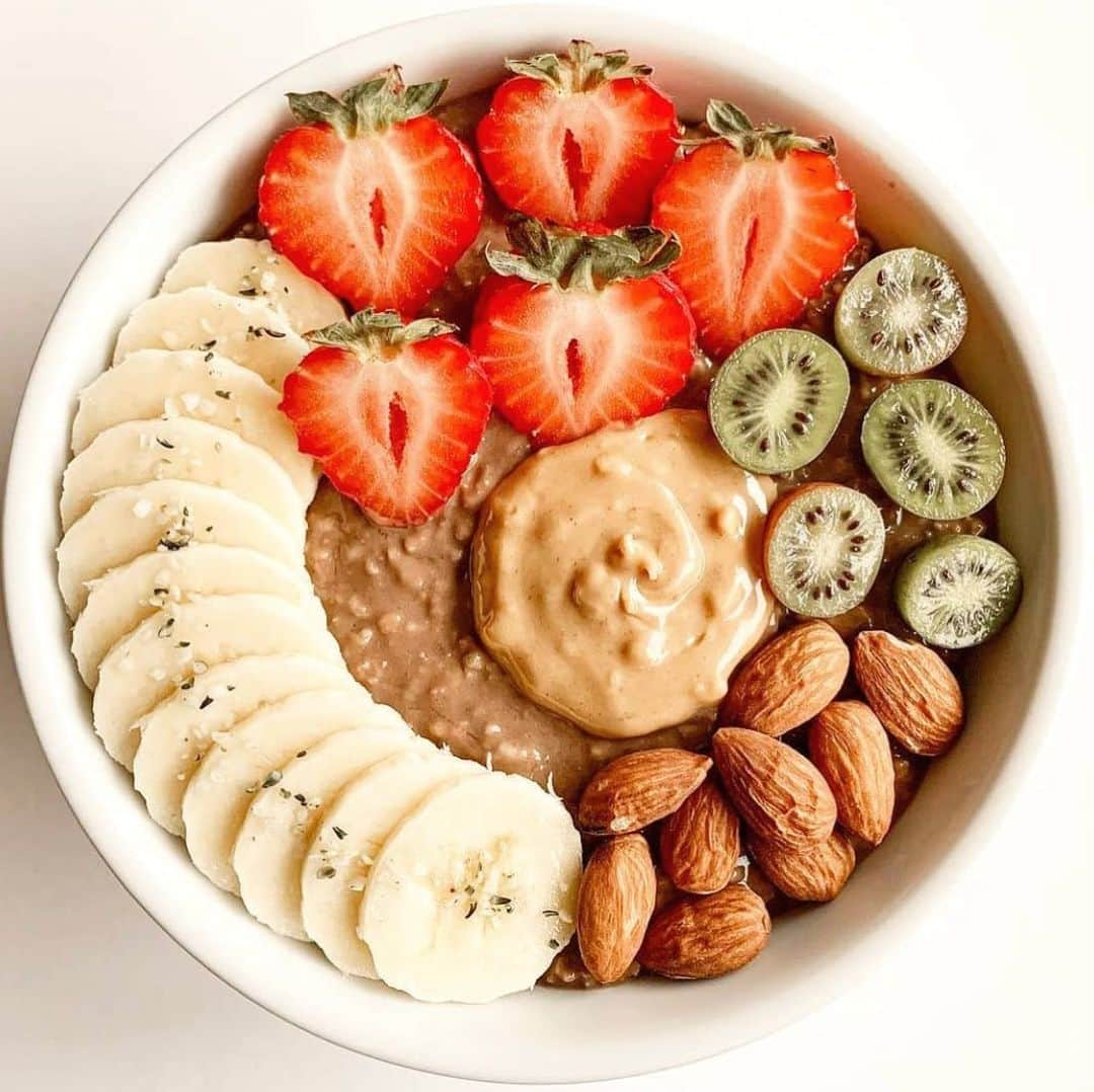 ルイス・グローバーさんのインスタグラム写真 - (ルイス・グローバーInstagram)「Healthy start to the day.. Good old chocolate oats for your feed today. Breakfast Scottish oats slow cooked with chocolate protein topped with fruit, almonds & peanut butter. Tastes so good & really healthy breakfast to start your day... . #healthyeating #oatsforbreakfast #winterbreakfast #autumnvibes🍁 #hotbreakfast #fruit #5aday #bodybylouise #healthy #foodisfuel」11月18日 18時40分 - louiseglover