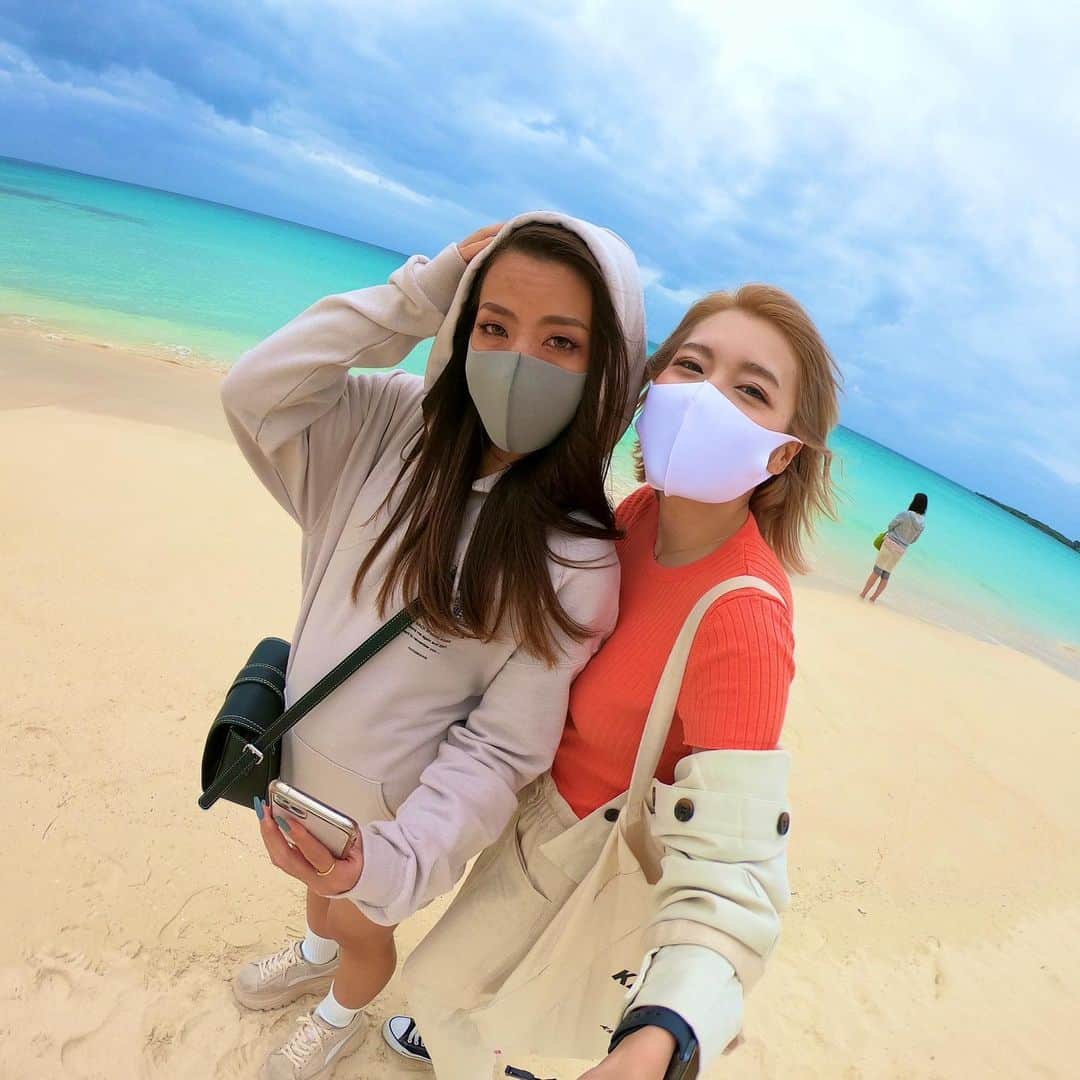 DJ CHI☆MEROのインスタグラム：「🐬 . #GoProおばさん ﾋｬﾋｬﾋｬ😚❤️ ここは一番最初に見つけた伊良部島の渡口の浜！ 10月に新しく出来た下地島空港発着だったんだけど、 宮古島空港行くより安いし 混雑してなくておススメ🏃‍♀️ . 位置情報付けたら1885キロ先だって〜。遠いね😂 . . . #沖縄#沖縄旅行#宮古島#沖縄グルメ#来間島#伊良部島#池間島#三角点#沖縄カフェ#宮古島旅行#女子旅#インスタ映え#下地島#gopro#japan#okinawa#海#離島」