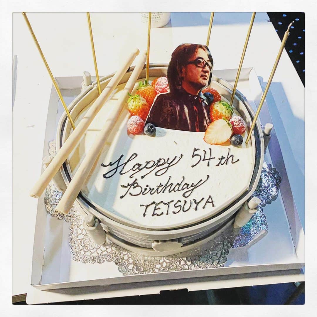 たちばな哲也のインスタグラム：「先日、仕事現場でお祝いをしていただきました！ 有難うございました！！  自分が使ってるLudwig black beautyのスネアを模したケーキらしい。 でもこれはオイスター柄だな（笑） でも嬉すいーです(^^)」