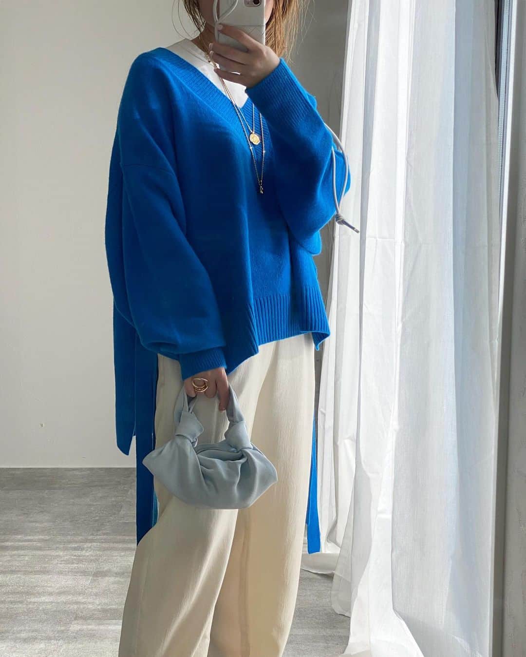 akiii031のインスタグラム：「BLUE💙💙 ↪︎横っちょぱっかん。 ヒモぴろぴ〜ろ🤤  ↪︎swipe↪︎ 乾燥が気になる季節に出会えた @athletiabeauty の濃厚ボディークリームとハンドクリーム。 肌うるおう。香りにも癒される♡  knit @lecielbleu_official  pants @stunninglure  bag @therow  necklace @newbottega  ring @charlottechesnaisjewelry」