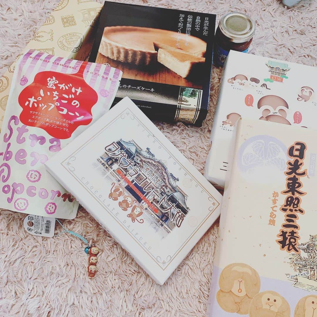 町田亜里香のインスタグラム：「色々考えることはあったけど 無事修学旅行から帰宅🥺。 今のところ発熱者🥵等はいないと 連絡もありました🥺 今後もでないことを祈ります🤲。。 . . 修学旅行どうなるかと思ったけど 行けてよかったのかなと思える𖥣𖥣 ⠜ お土産も買ってきてくれて じゅきのストラップまで🐒。 ありがとう❤︎😊 . . 無事に帰ってきてくれてよかった🥺🥺 . . . #修学旅行 #日光 #日光江戸村」