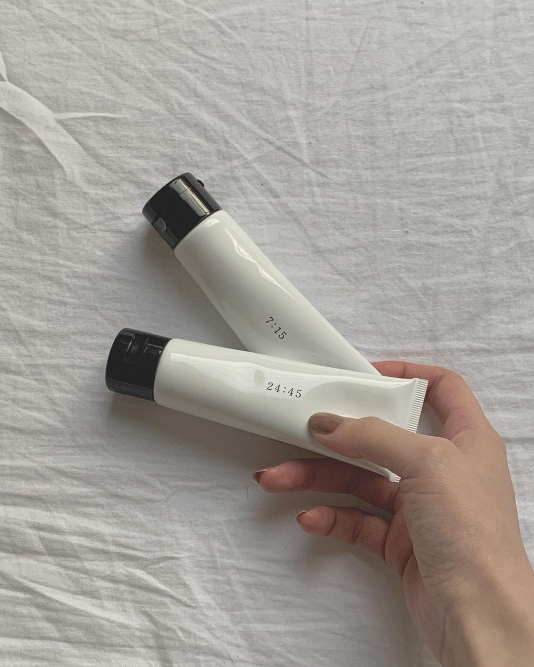 Fashion Headlineのインスタグラム：「ネイルやヘアケアグッズでお馴染みのウカ（uka）からハンドクリームが発売されたのはご存知ですか?  こちらの「uka ハンドクリーム」（3,500円〜3,800円）、あれ? この数字の配列って……と思った人も多いはず! 実は、同ハンドクリーム、ブランドの人気アイテム・ネイルオイルのコンセプトと香りをそのまま生かしたプロダクトなんです。  朝から夜まで気分やシーンに合わせてセレクトして使いたい、そんなウカならではのコンセプトを楽しむことができるハンドクリームに仕上げられています。  各香りはそのネイルオイル同様のもので、 柚子やサンダルウッド、ヒノキなどのジャパニーズセンスな香りの「7:15」 ミントやレモン、パインなどの爽やかな香りに、リッツァクベバとマージョラムの香りの「13:00」 ローズとゼラニウムの香りに、オレンジとジャスミンの香りがアクセントになった「18:30」 ラベンダーにバニラ調の香りとオレンジの香りが甘くやわらかい優雅な印象の「24:45」 の4種をラインアップ。  プレスさんいわく、ネイルオイルとのレイヤード使いもおすすめだとか! 私は、24:45のネイルオイルを愛用しているので 最近は寝る前にこちらの「24:45」のハンドクリームと合わせて使ってみています。  実は、ネイルオイルのように、塗り心地（質感）も香りによって異なるんですよ〜! 「7:15」「13:00」はさっぱりとした使用感、「18:30」「24:45」はしっとりとした使用感。  使う時間で選ぶもよし、香りで選ぶもよし、質感で選ぶもよし!  こちら単品はもちろん、ネイルオイルとセットで、いつもお世話になっている人へのホリデーギフトとしていかがでしょうか?  ウカのオンラインストア「ukakau」でも販売中です! URL：https://ukakau.com/」