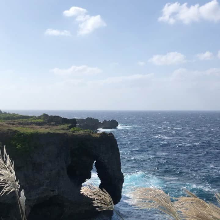 安藤あいかのインスタグラム：「強風。 強風すぎて同じ動き  #万座毛  #沖縄」