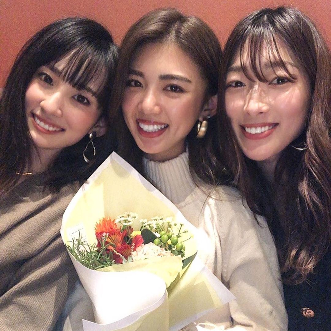 坪井ミサトさんのインスタグラム写真 - (坪井ミサトInstagram)「. . どんなタイミング！ ってときに、サプライズで 花束が登場💐さすがです🙇‍♀️ 嬉しかったなぁ〜♡ . 大好きな2人ありがとう😘 . . #サプライズ #花束もらった #friends #birthday #happy #fitness #fitnessgirl #run #running #野球 #野球女子」11月18日 18時47分 - misato1030