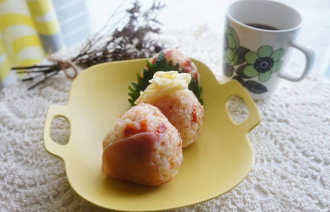 ＯＳＭＩＣ【オスミックトマト公式】さんのインスタグラム写真 - (ＯＳＭＩＣ【オスミックトマト公式】Instagram)「OSMICトマトを使ったトマトの炊き込みご飯でおにぎり🍙🍅﻿ ﻿ @naoko_s.y.n さんの素敵なレシピをご紹介👩‍🍳﻿ ぱぱっと作れちゃうおにぎりは、忙しいお母さんたちも大助かり😊﻿ ﻿ 今回は、コンソメで炊いたイタリアン風🇮🇹﻿ いろんなアレンジが楽しめそうですね！﻿ ﻿ 皆さんも作ってみてください♪﻿ ﻿ #OSMICトマト #オスミック #オスミックトマト #ミニトマト #トマト料理 #トマトレシピ #トマトご飯 #おうちごはん #stayhome #OSMICアンバサダー #トマト #トマトパスタ #トマトジュース #トマトソース #トマト好き #トマト好きな人と繋がりたい #デリスタグラマー #野菜料理 #おにぎり」11月18日 18時47分 - osmic_jp