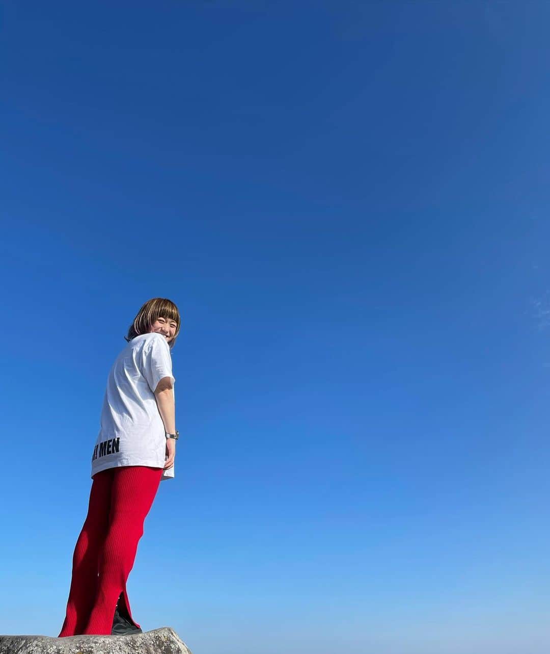 和田美枝のインスタグラム：「空を感じた☀️  #空 #自然を思いっきり感じる贅沢 #青 #赤 #白 #フランスカラー #ここは小豆島 #SHOWMEN #Tシャツ #加工なしの一枚 #バエじゃなくてハエやね #wacco」