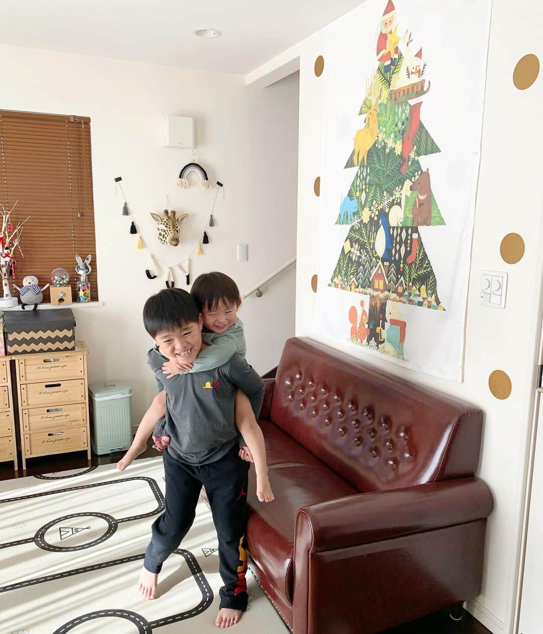 のインスタグラム：「#日常の風景 🏠✨ 👦🏻に おんぶしてもらうのが 大好き🥰✨ * @nunocotofabric さんから、素敵なタペストリーを プレゼントして頂きました🎅🏻🎄✨ * シンプルなツリーのタペストリーは持っているけど、これは、人気デザイナー・イラストレーターの福田利之さん作の 北欧風のタペストリー🎄 * お部屋が一気に華やかになって、かわい〜😻✨ 👶🏻も、動物たちを指さして 大喜びしてました🎄 * #nunocoto#nunocotofabric#christmas#クリスマス#クリスマスツリー#クリスマスタペストリー#クリスマスツリータペストリー#福田利之#riorukaren_movies_」