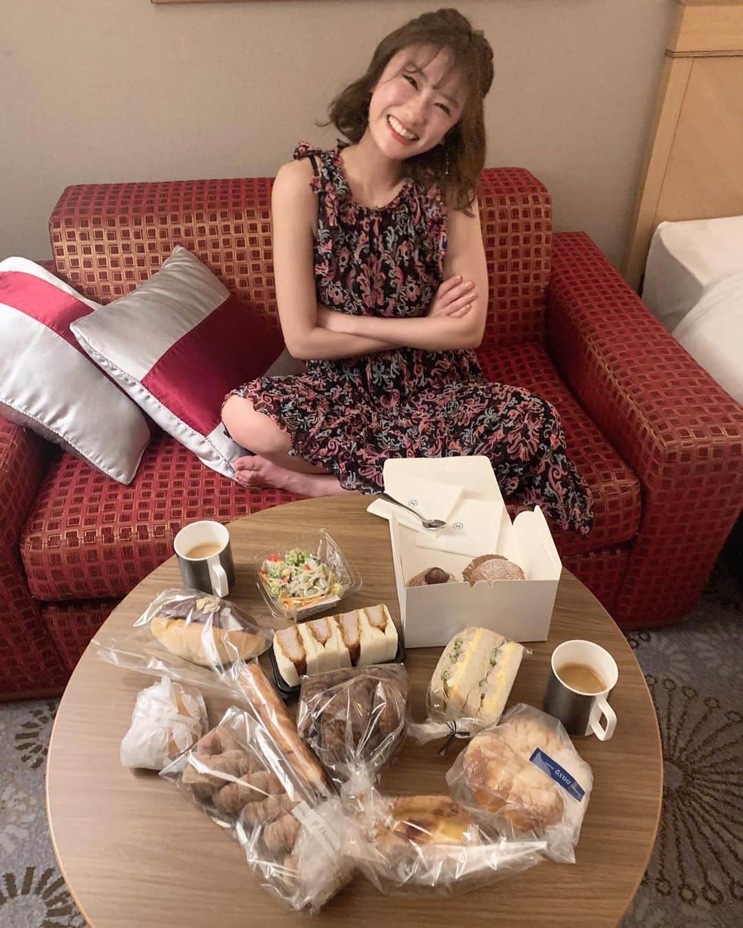藤原万由子のインスタグラム：「. . そして毎度の事ながら小麦を大量摂取🍞🍰 . . パン買い込んで新幹線乗って、京都着いてからまず別格の食パン、DONQのミニクロ、ハーブスのケーキ4つ😳 その次はクーポン3000円分のパンを買い込みほぼ食べ切り、次の日は朝からパン取り放題しまして、大満足。 そして帰りの新幹線は懐かしのSIZUYAのパン🍞 . . 今回は自分でも引くぐらいほんとにパンしか食べてないな😂」