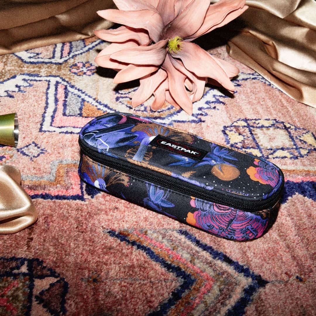 イーストパックのインスタグラム：「Add the finishing touches to your holiday shopping with our small but stylish gifts. Our dreamy Oval pencil case in Bozoo Purple is available now #eastpak #builttoresist #festive #gifts #holidayseason」