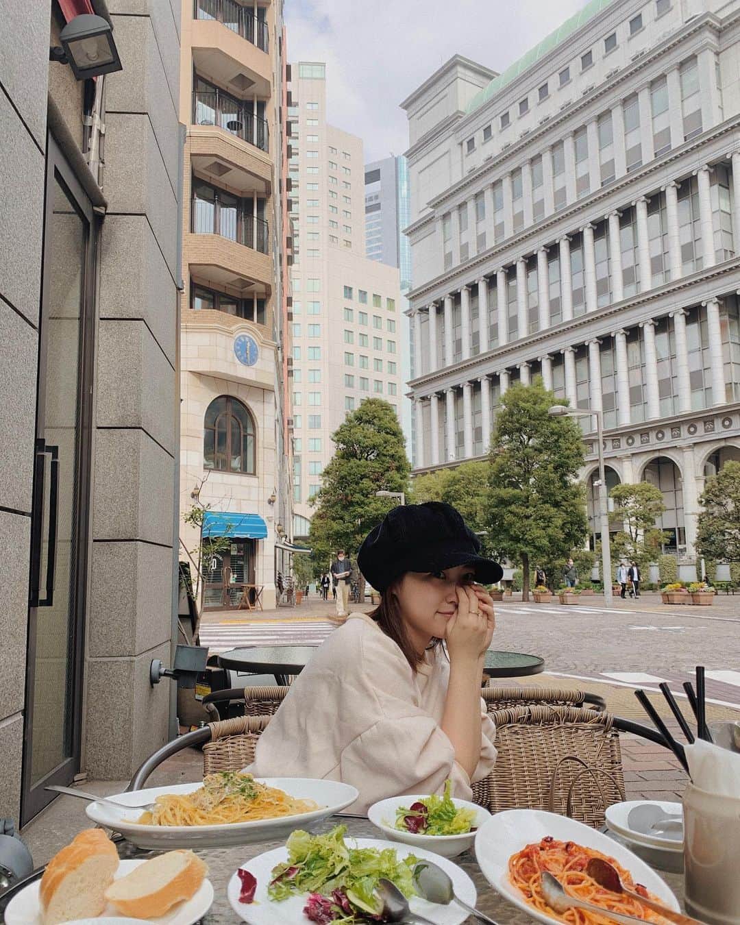 大野愛友佳のインスタグラム：「メイクもヘアもせずに。  車でふと通ったとこに良いとこ見つけたら車停めて.. お散歩しながらさくっとランチ。  こんなところあるの知らなかった🇮🇹 この季節はテラスでのんびり。  秋晴れも続いてるから 新調したスニーカーもおろした😊 ダッドスニーカーずっと迷ってて、 ここのは質も良くて履きやすくておきにいり。 @pierrehardy  わざとゆるめる1日を作って、 トレーナーとスニーカーで なにもせずに心落ち着かせる日。😊   #イタリア街#休日の過ごし方#休日ランチ#テラスランチ#オフの日#のんびり時間#すっぴんday#ノーメイク#ラフコーデ#スニーカーコーディネート#スニーカー好き#トレーナーコーデ #ダットスニーカー#ダッドスニーカー #pierrehardy#pierrehardysneakers」