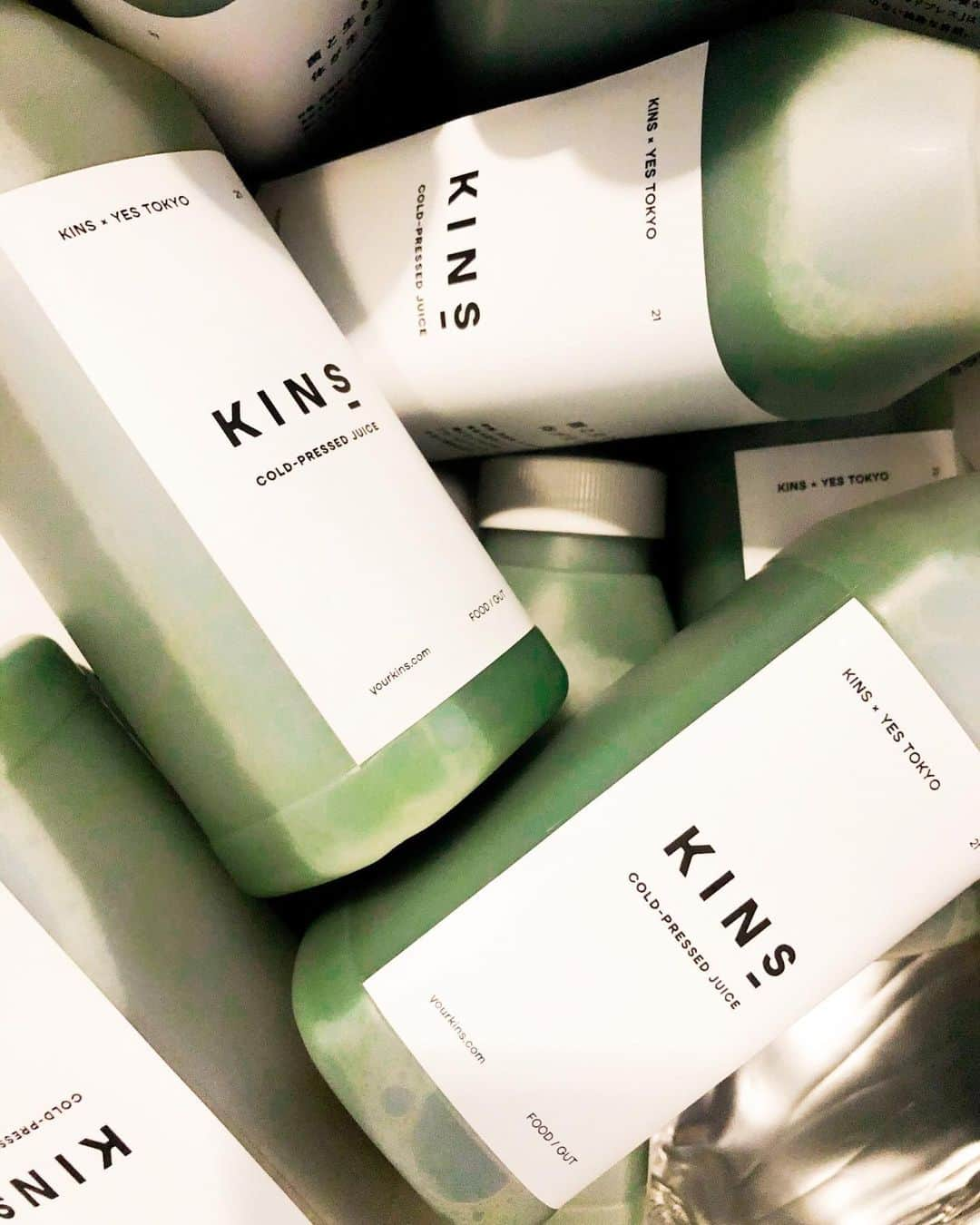 YES TOKYOさんのインスタグラム写真 - (YES TOKYOInstagram)「﻿ ﻿ KINS×YES TOKYO﻿ ﻿ COLD PRESSED JUICE﻿ ﻿ KINS様の商品でもある“KINS ESSENCE”も入っており、﻿ グリーン系のお野菜をメインに美肌効果の高いお野菜と果物、そして緑茶も使用したジュースが出来上がりました。﻿ ﻿ ﻿ @yourkins_official ﻿ @yestokyo﻿ ﻿ ﻿ #yestokyo #tokyo #yoga #cbdoil #KINS ﻿ #ヨガ #ヨガスタジオ #コールドプレスジュース #ジュースクレンズ #クレンズジュース #スムージー #中目黒 #免疫力アップ #デトックス #デリバリー #二子玉川 #代官山  #渋谷 #福岡 #横浜  #ダイエット #ファスティング #ダイエットメニュー #cbdオイル #ダイエットプログラム #腸活 #腸活ダイエット #焼き芋 #断食 #断食ダイエット」11月18日 18時58分 - yestokyo