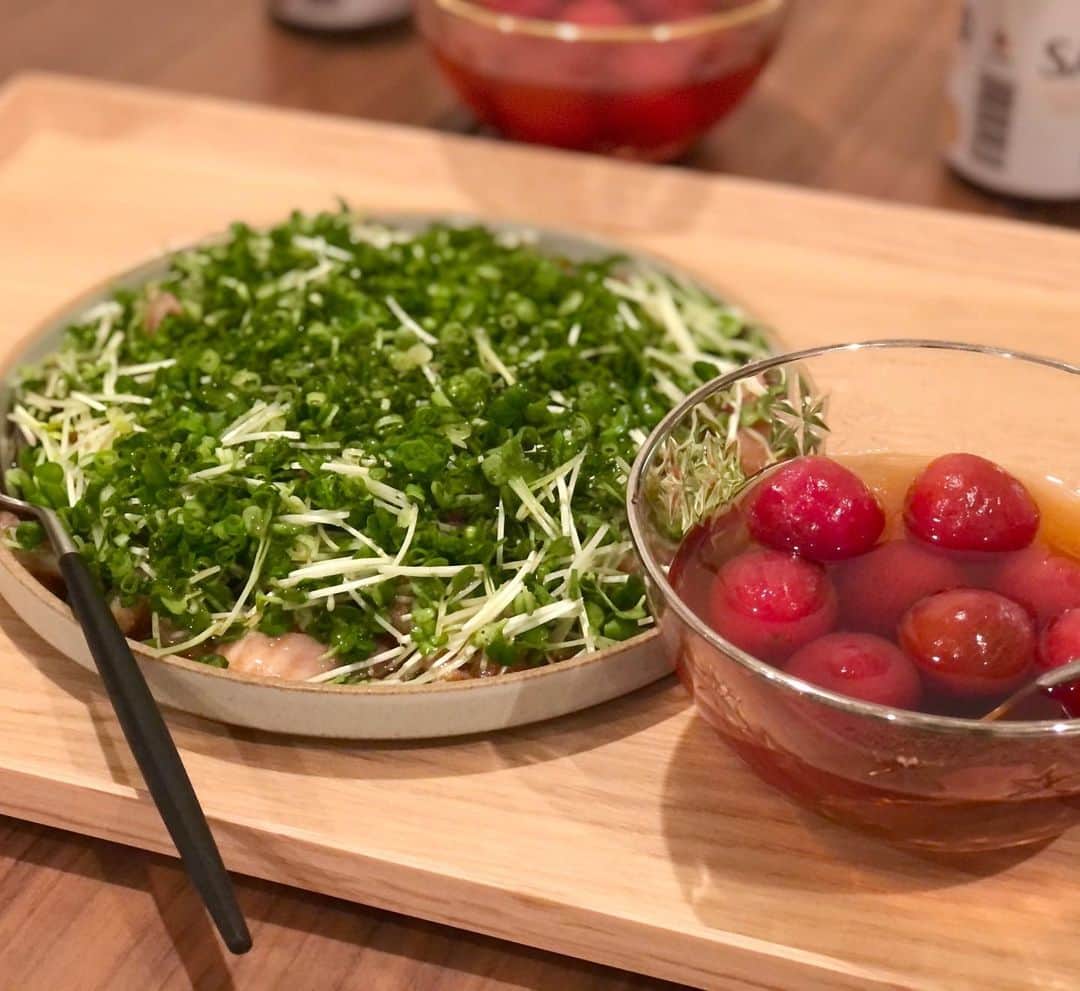 nobukoのインスタグラム：「昨夜は仕事の後素敵な夫婦におもてなししてもらいました✨ 和食のコースで用意してくれて、全て美味しいお料理☺️ 大笑いしてる間にお魚料理と炊き立ての炊き込みご飯となめこのお味噌汁に京都のお漬物を撮り忘れたけど、本当にどれも美味しくて感謝✨　 豆から引いたコーヒーまでありがとう🙏 心のこもったおもてなしにほっこり☺️  笑いすぎて涙出て帰ってきたら、ものすごく化粧がとれたひどい顔でした🤣 #happynight#和食#おもてなし#感謝」