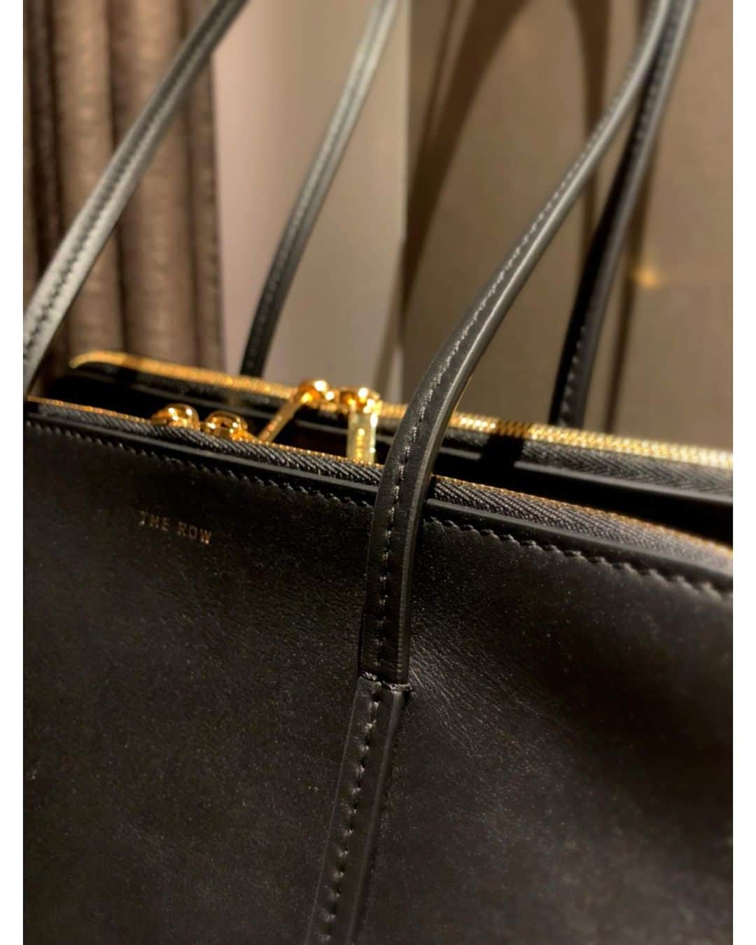 佐々木希さんのインスタグラム写真 - (佐々木希Instagram)「Newbag #THEROW マチが大きく物が沢山入って、とにかく使いやすい。 お気に入り。」11月18日 18時59分 - nozomisasaki_official