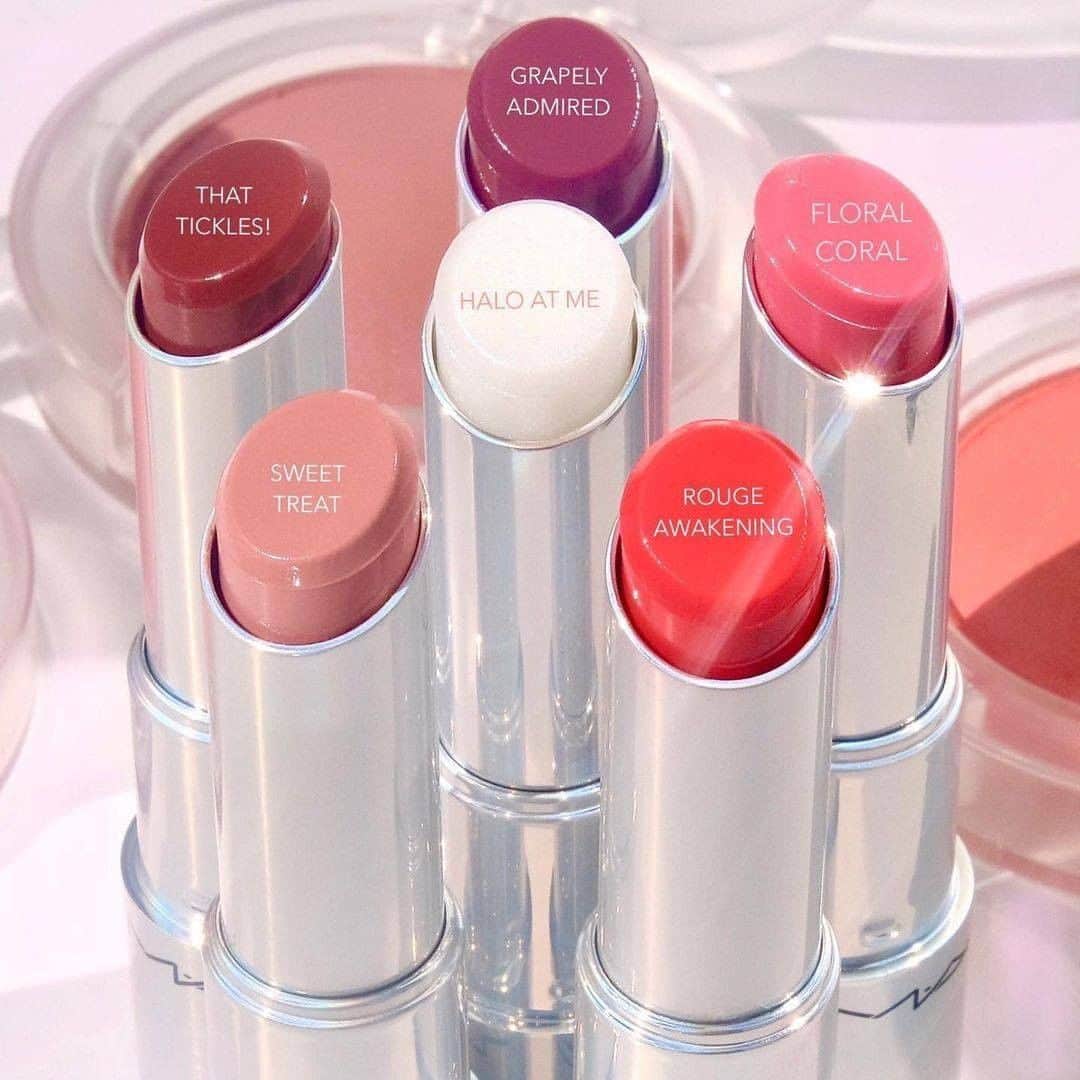 M·A·C Cosmetics Hong Kongさんのインスタグラム写真 - (M·A·C Cosmetics Hong KongInstagram)「年度最療癒新寵 - 透明系 #果凍潤色護唇膏 💓 與 #果凍胭脂 同系列嘅通透小清新包裝，簡約鐳射色唇膏筒叫人一眼愛上！ 輕盈水潤養唇 ✖️ 6款初戀微甜色調，軟萌妝感引爆秋冬唇妝新潮流 記得要趁未斷市前到門市或官網入手啦！  Product mentioned: Glow Play Lip Balm 果凍潤色護唇膏 - HK$190 #MACLOVESLISA #MACGLOWPLAY #透明果凍妝 #MACHongKong  Regram from @maccosmeticskorea  Your newest crush on the vanity 💓 Wrapped in minimalistic holographic tubes, 𝗚𝗟𝗢𝗪 𝗣𝗟𝗔𝗬 𝗟𝗜𝗣 𝗕𝗔𝗟𝗠 packs lip-enhancing pop of colour in a playful touch. Infused with plant-based oils, the Glow Play Lip Balm quenches your thirsty lips with moisture! With the combination of both nourishment and shine, it is the next lip makeup trend this F/W! 💋」11月18日 19時00分 - maccosmeticshk