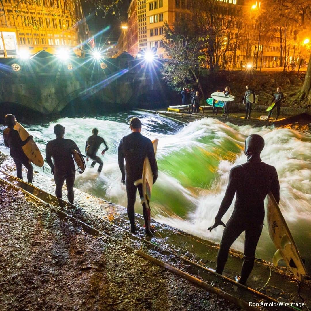 ABC Newsさんのインスタグラム写真 - (ABC NewsInstagram)「Night surfers stand with their boards on the banks of the artificial waves of the Eisbach, located in the English Garden, Munich, Germany. For better visibility, the daring night-time water sport athletes have set up battery-powered construction lights on the bridge.  #nightsurfing #munich #germany」11月18日 19時00分 - abcnews