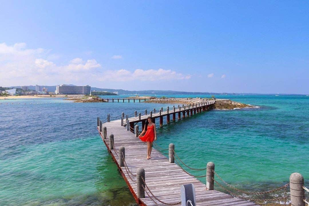 Be.okinawaさんのインスタグラム写真 - (Be.okinawaInstagram)「Enjoy strolling on a pier overlooking the dynamic hues of the ocean!  📍: Sun Marina Beach, Onna Village 📷: @kerseewillis Thank you very much for your lovely photos!  Sun Marina Beach, known for its crystal clear waters, is shallow with calm waves. You can enjoy marine activities all year round and enjoy viewing colorful fish near the rocks. 😉  Hold on a little bit longer until the day we can welcome you! Experience the charm of Okinawa at home for now! #okinawaathome #staysafe  Tag your own photos from your past memories in Okinawa with #visitokinawa / #beokinawa to give us permission to repost!  #sunmarinabeach #onnavilage #サンマリーナビーチ #恩納村 #太陽碼頭海灘 #선마리나비치 #온나손 #beautifulbeach #japan #travelgram #instatravel #okinawa #doyoutravel #japan_of_insta #passportready #japantrip #traveldestination #okinawajapan #okinawatrip #沖縄 #沖繩 #오키나와 #旅行 #여행 #打卡 #여행스타그램」11月18日 19時00分 - visitokinawajapan