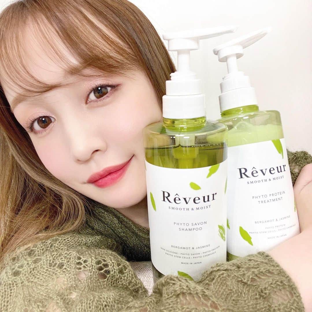 海老原りさのインスタグラム：「🌿Rêveurのフィトプロテイン(植物性たんぱく質)配合シャンプー✨🌿﻿ ﻿ ﻿ ﻿ 11月7日から11月23日まで﻿ 青山で開催されているPOPUPショップに﻿ 足を運んできたよ🤗﻿ ﻿ Rêveurは昔ピンクの可愛いパッケージのものを﻿ 私も使っていた事があったんだけど﻿ なんとブランド10周年を迎えたらしくて！🎉﻿ ﻿ 10周年を迎え新しく誕生したのが﻿ ﻿ ✔︎しっとりさらさら スムース＆モイスト﻿ ✔︎しっとりまとまる リッチ＆モイスト﻿ ﻿ 植物の力が活かされた"たんぱく質"を﻿ 贅沢に配合しているのが特徴で﻿ このフィトプロテイン(植物性たんぱく質)が﻿ 髪内部からケアしてくれるらしい。﻿ ﻿ 髪にもプロテイン！たんぱく質！！✨﻿ ﻿ ノンシリコンシャンプーの先駆けとなった﻿ ヘアケアブランドだけに﻿ キシキシする感じもなく使いやすい◎﻿ ﻿ 私がお持ち帰りしてきた﻿ スムース＆モイストは﻿ ベルガモット&ジャスミンの﻿ 上品ですっきり爽やかな香り🌿♪﻿ ﻿ リッチ＆モイストは﻿ カシス&フリージアの甘く華やかな香り🍇﻿ ﻿ 人工的な感じがなく﻿ お花を摘んでそのまま詰め込めたような﻿ しかもしっかりと朝まで香るので﻿ そこがすごく良いなぁって思いました💓﻿ ﻿ 新たに生まれ変わったレヴールは﻿ 廃棄されたペットボトルを95％再利用したり﻿ 商品貼り付けシールやつめかえリフィルも﻿ 再生ペットボトルから出来た資材を使用したり﻿ 環境に配慮した取り組みもしています✍🏻﻿ ﻿ ﻿ 365日使うシャンプーだからこそ﻿ 質のいいものを使いたい方におすすめ🙋🏻‍♀️✨﻿ ﻿ ﻿ ﻿ 📍マツモトキヨシなど全国のドラッグストア﻿ 公式オンラインショップJ.G.PLAZA、﻿ 他ショッピングサイトで取扱中﻿ @reveur_official﻿ #レヴール#フィトプロテイン﻿ #プロテインシャンプー#ヘアケア#たんぱく質 #プロテイン#ノンシリコンシャンプー#ツヤ髪#艶髪#美髪#シャンプー#トリートメント#reveur#PR」
