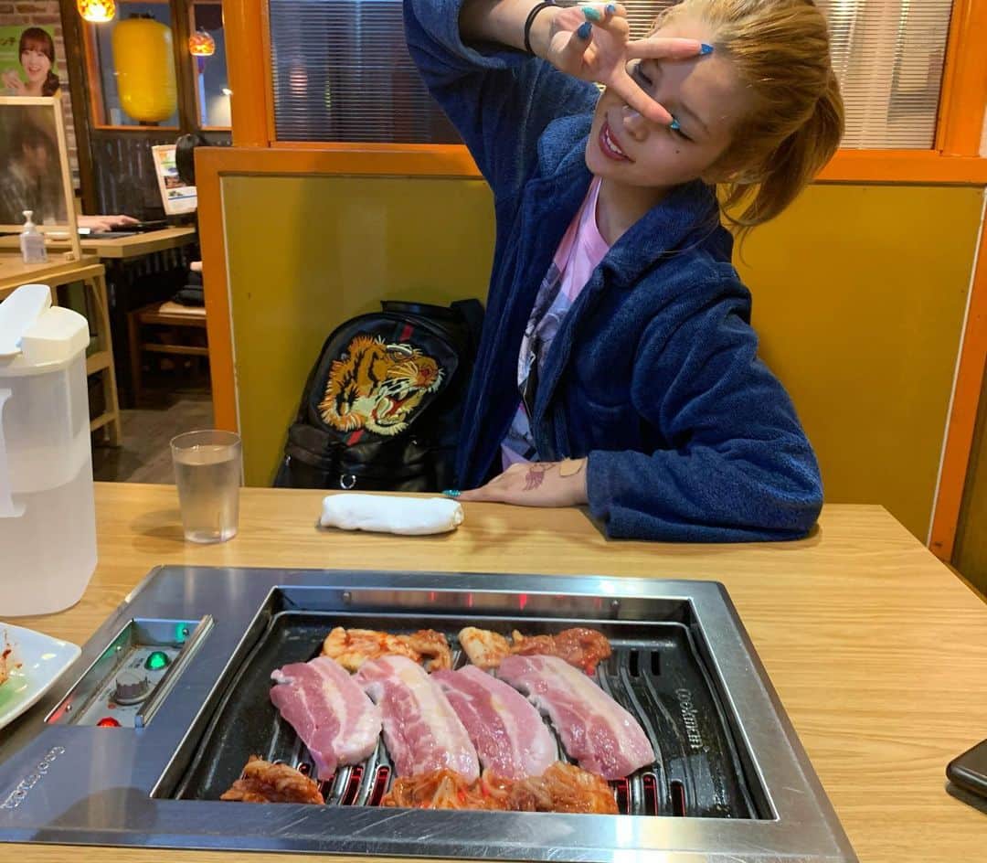 坂口杏里のインスタグラム：「サムギョプサルなう⭐️  09054307175  ↑何かあればこちらまで！ Bar Cachette (カシェット) 東京都新宿区歌舞伎町2-11-7 メトロビル4階 営業時間 1:00～7:00  お待ちしてますん💕 男性１時間3000円 女性１時間1500円 （飲み放題）  ライン交換、写メ撮りましょ♥️」