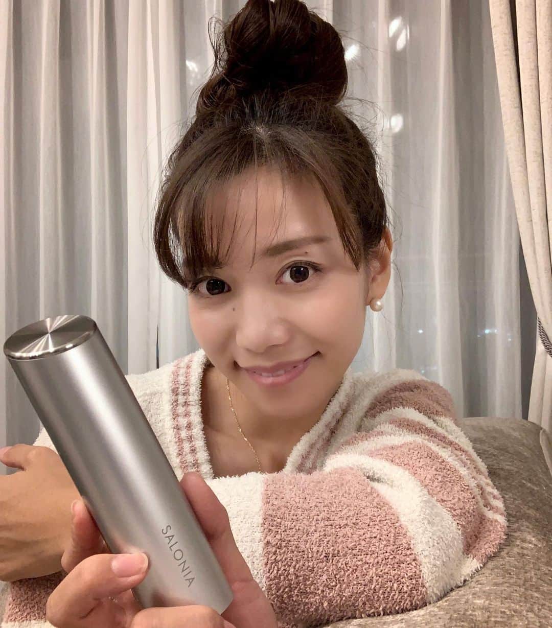 福山唯のインスタグラム：「お疲れ様でした♡ 新しい美顔器で夜のゆったり時間♫ . . お風呂出た後はこれでケア♡♡ お家でイオン導入できる美顔器だよ✨ 振動を与えながらケアするのでハリもでるし、なによりお肌がもちもちになってとっても潤う🥺✨  . . SALONIAはヘアケアのイメージが強かったけど美顔器もすごく良いです☺️ 温めながらのケアが心地よくて毎日使うのが楽しみ♪  . . @salonia_official #SALONIA #beauty #pr  #美顔器 #美容液 #美肌 #スキンケア #保湿 #イオン導入 #もち肌　#ハリツヤ 👀✨」
