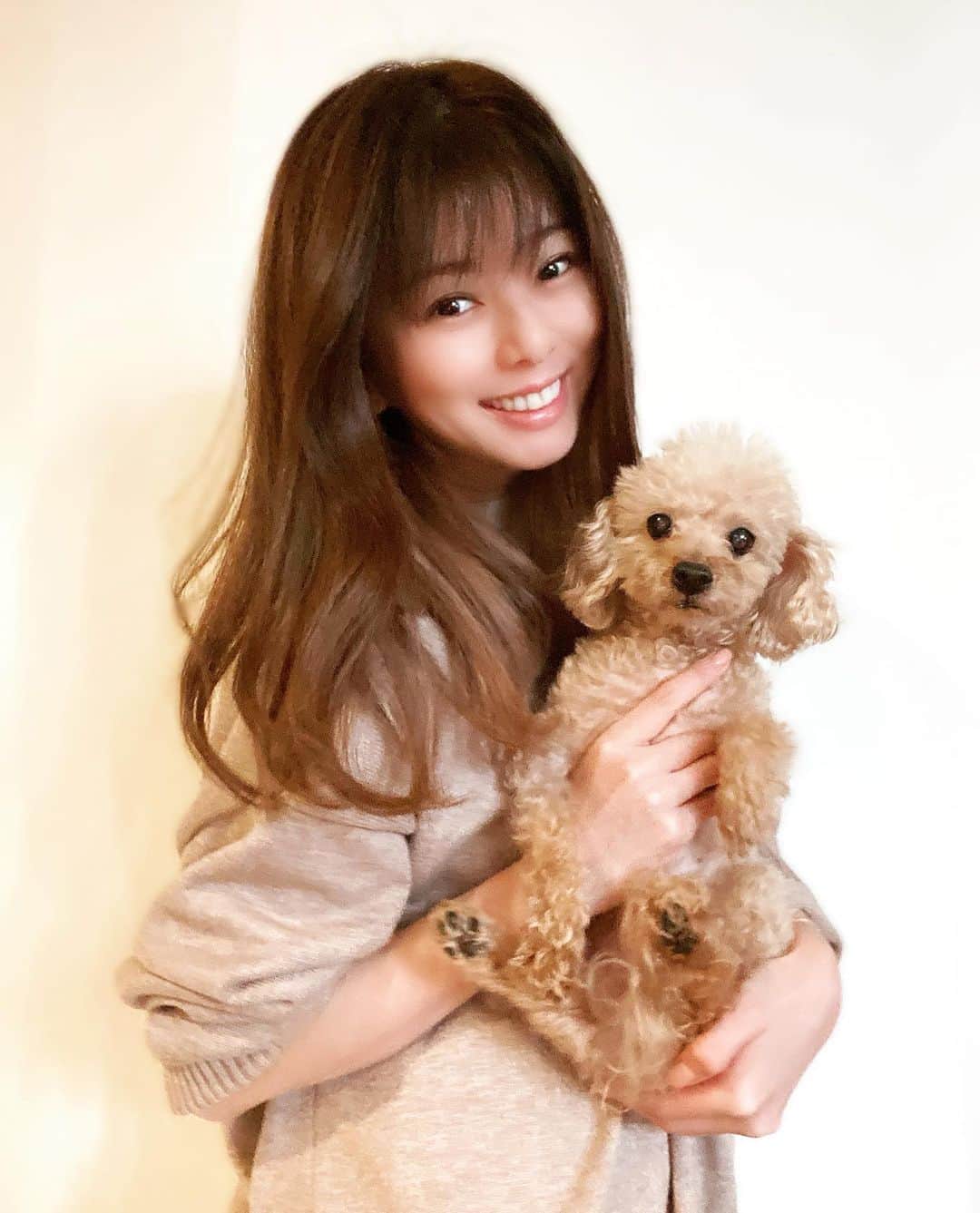 のインスタグラム：「秋はベージュ系の服に惹かれていたけど、犬と一緒に撮ると同化しちゃうね😂❤️  #toypoodle  #hanabi #12yearsoldgirl  #同化コーデ  #えれな」
