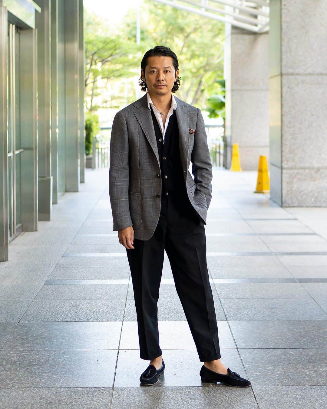 高田朋佳のインスタグラム：「Black-and-white style.  ———————————————————————— #autmnoutfit  #dressstyle #elegantstyle #modernclassicstyle #newclassicstyle #fashion #mensfashion #mensdressstyle #suitsstyle #dapperstyle #takadachannel」