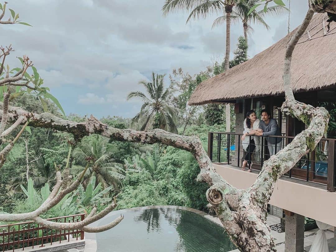Kimberly Ryderのインスタグラム：「Missing this view! Tag orang yang pengen kamu ajak kesini... ☁️🌴 @kamandalu」