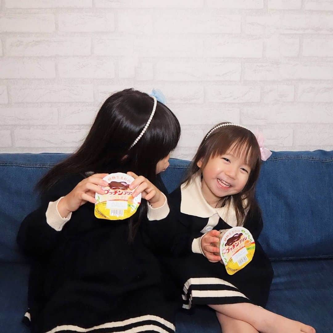 Kuboi Ayumiさんのインスタグラム写真 - (Kuboi AyumiInstagram)「娘たちが大好きなプッチンプリンでおやつタイム！﻿ お皿にのせて、プチっとする瞬間がたまらないようで﻿ ママの分もお皿に盛りつけてくれます。﻿ ﻿ 私も小さい頃から食べていたので親子で楽しめるプリン。﻿ そんなプッチンプリンに新商品が出たのをご存知でしょうか。﻿ ﻿ ■「植物生まれのプッチンプリン」﻿ ﻿ 動物原料は使わずに植物原料から作られる「きび砂糖」のやさしい甘さや、「豆乳」「アーモンド ペースト」のコクのある味わいなど、カラダのことを想った「植物性スイーツ」でなんだとか。﻿ 卵・乳不使用なのが信じられないほど、クリーミーでおいしいの！﻿ カスタードのよう優しい甘さで、プルップル。﻿ ﻿ これ、我が家のおやつの定番になっちゃうかも。﻿ ﻿ ﻿ ﻿ #おうちカフェ #おうちおやつ  #おうち時間 #おうちじかん #テーブルコーディネート﻿ #植物生まれのプッチンプリン #植物性スイーツ #プッチンプリン #Glico_PR #スイーツ #プリン」11月18日 19時06分 - himekagami