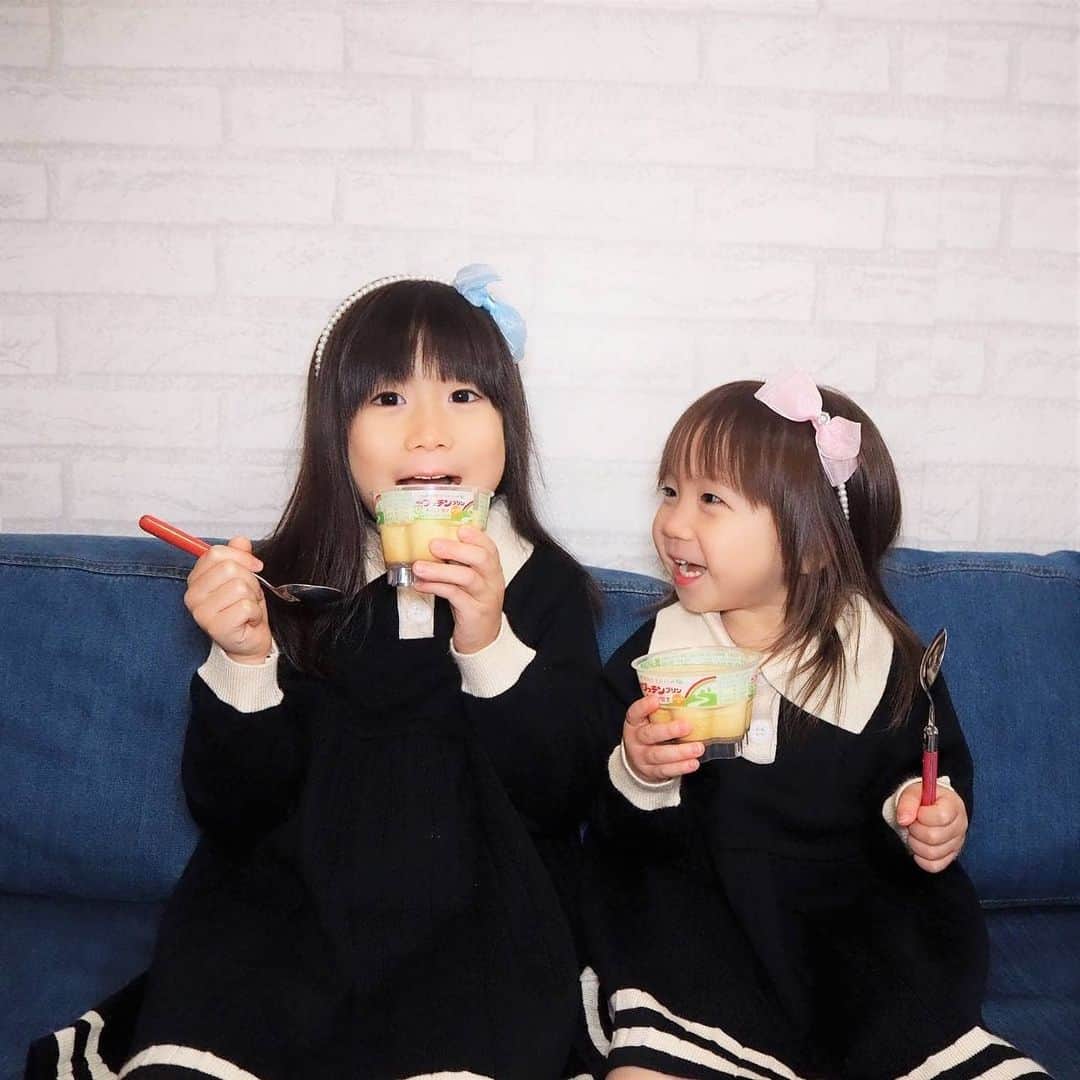 Kuboi Ayumiさんのインスタグラム写真 - (Kuboi AyumiInstagram)「娘たちが大好きなプッチンプリンでおやつタイム！﻿ お皿にのせて、プチっとする瞬間がたまらないようで﻿ ママの分もお皿に盛りつけてくれます。﻿ ﻿ 私も小さい頃から食べていたので親子で楽しめるプリン。﻿ そんなプッチンプリンに新商品が出たのをご存知でしょうか。﻿ ﻿ ■「植物生まれのプッチンプリン」﻿ ﻿ 動物原料は使わずに植物原料から作られる「きび砂糖」のやさしい甘さや、「豆乳」「アーモンド ペースト」のコクのある味わいなど、カラダのことを想った「植物性スイーツ」でなんだとか。﻿ 卵・乳不使用なのが信じられないほど、クリーミーでおいしいの！﻿ カスタードのよう優しい甘さで、プルップル。﻿ ﻿ これ、我が家のおやつの定番になっちゃうかも。﻿ ﻿ ﻿ ﻿ #おうちカフェ #おうちおやつ  #おうち時間 #おうちじかん #テーブルコーディネート﻿ #植物生まれのプッチンプリン #植物性スイーツ #プッチンプリン #Glico_PR #スイーツ #プリン」11月18日 19時06分 - himekagami