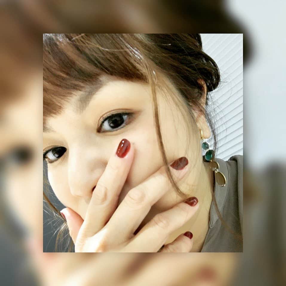中澤裕子のインスタグラム：「nail color  大人な赤茶系  今日は広島で仕事。 滞在時間短いけど お土産買ったり なんだかんだいつも楽しい。 毎月行ってるのに 毎回お土産買ってる。  また来月。 年内最後かな。  もうそんな言葉を使う時期か。 今年はなんだか分からないまま 時間が過ぎる。  nail  #causettejoli」