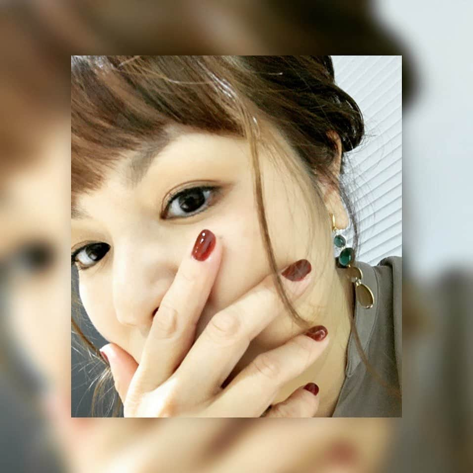 中澤裕子さんのインスタグラム写真 - (中澤裕子Instagram)「nail color  大人な赤茶系  今日は広島で仕事。 滞在時間短いけど お土産買ったり なんだかんだいつも楽しい。 毎月行ってるのに 毎回お土産買ってる。  また来月。 年内最後かな。  もうそんな言葉を使う時期か。 今年はなんだか分からないまま 時間が過ぎる。  nail  #causettejoli」11月18日 19時08分 - yuko_nakazawa_