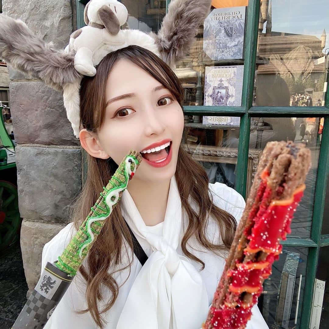 FUMIのインスタグラム：「.﻿ ﻿ ﻿ 久しぶりのユニバでした🥳🎉﻿ ﻿ グリフィンドールとスリザリンをイメージした﻿ チュロスがクリスマスみたいで可愛い🎄💗﻿ ﻿ 一口いかが？🥰🥰﻿ ﻿ ﻿ #ユニバ#クリスマス﻿ ﻿ ﻿」