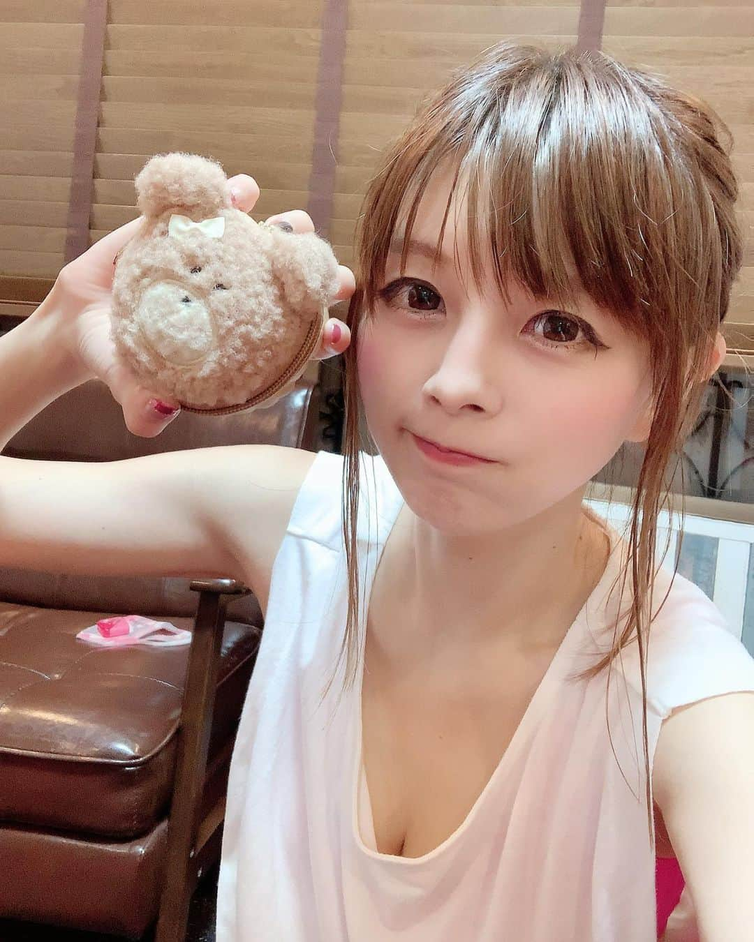 satomiさんのインスタグラム写真 - (satomiInstagram)「🧸(@vertokyo )🧸 ・ ケトルベルぶん回す笑😎😎 今日も全身🏋️‍♂️🏋️‍♂️汗かいた〜💦💦 ・ そしてジムのお供に「もこまるフレンズ」 🐻 ポーチっぽいけどウェア入れに使ってるバッグ💕小さく収納もできるし洗えて使えて便利💕 ・ ・ @gnocco_jp #ニョッコ  #gnocco  #もこまるフレンズ #ヴェルトレ  #筋トレ  #パーソナルトレーニング  #筋肉 #シックスパック #ライザップ #トレーニングウェア #北千住 #北千住ジム #トレーニング動画  #筋トレ女子 #フィットネス女子 #トレーニングウェア #プロテイン  #ダイエット  #イケメントレーナー #美人トレーナー　 #ゴールドジム #ヨガウェア #yoga」11月18日 19時11分 - saatoomii47