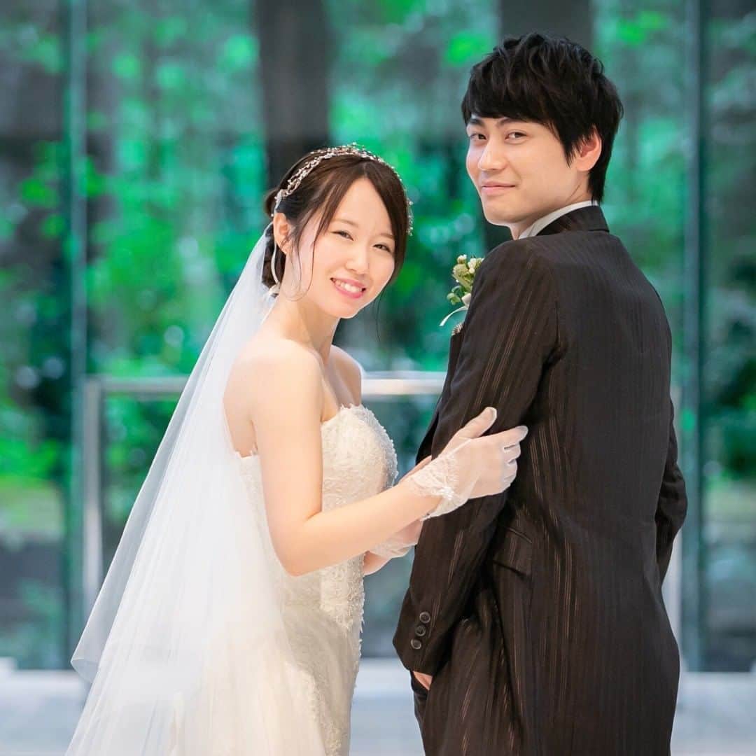 Wedding Park 公式のインスタグラム：「💐TODAY’s PICK UP ハナレポ💐  こんばんは！ ウエディングパークのハナレポ編集部です💁‍♀️  今日のピックアップは、 @ktktr07さまのハナレポ👰  「ナチュラルウェディング」 「ゲストとの距離を近く」 「ゲストに負担をかけない会費制」 をモットーに準備したというウエディング♡  パーティーは1.5次会風でゲストとの時間を たっぷり取れたとのこと✨ コロナ禍での実施だったようですが 幸せ溢れる式の様子がお写真からも伝わりますね！🌸  ＜この式場を決めたポイント＞ チャペルが全面ガラス張りで、パーティー会場も自然光や新緑が沢山見えること。 理想とした会費制の結婚式ができると思えたから、だそうです✨  💒この結婚式場を詳しく アネーリ軽井沢（長野） https://www.weddingpark.net/000010af/  💍この結婚式についてもっと詳しく ▼@ktktr07さまのハナレポ♡ https://www.weddingpark.net/hanarepo/8528/ ーーーーーー #ベストハナレポ にエントリーしよう👑  @weddingpark をフォロー ＋#ベストハナレポ をつけて 投稿してください♡  ベストハナレポに選ばれた花嫁さまは 月末に表彰投稿をさせていただいています♩  たくさんのご参加お待ちしています！  ーーーーーー #プレ花嫁 #式場探し　#2020婚 #2021婚 #2020冬婚 #2021春婚 #ちーむ2020 #日本中のプレ花嫁さんと繋がりたい #結婚式 #結婚式準備 #結婚準備 #プロポーズ #ウエパ #ウエディングパーク　#ハナレポ #アネーリ軽井沢 ーーーーーー」