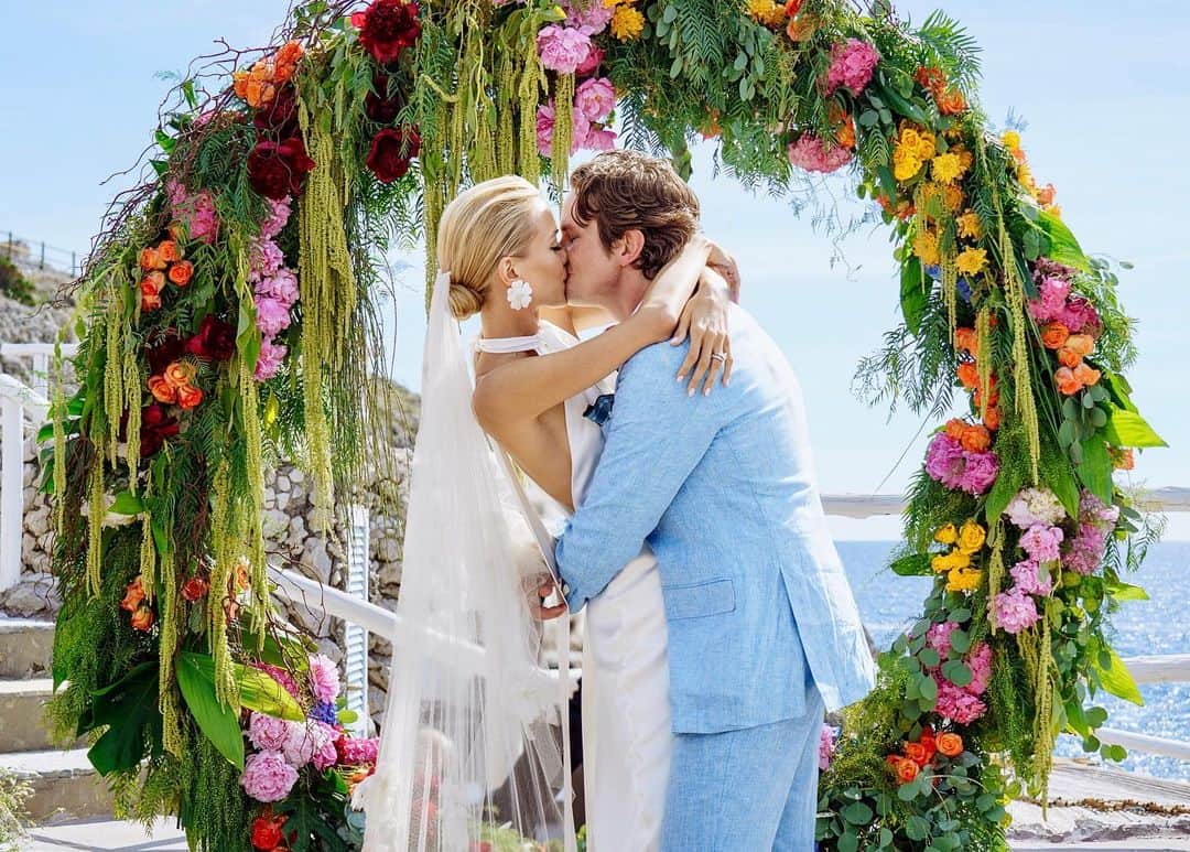Vogue Australiaさんのインスタグラム写真 - (Vogue AustraliaInstagram)「Laura Dale married Thomas Bowden in a colourful beach club wedding overlooking the cliffs of Capri in Italy. “We fell in love in the area on our first holiday so it was never even up for discussion,” Laura says of the breathtaking wedding venue. When it came to the dress, she selected a halterneck gown by Halfpenny London, which was made from Italian silk. “It was the complete opposite to everything else I’d tried on but I fell in love straight away,” she shares. “I love how effortless it is and wanted something that suited a beach venue in Capri.” Link in bio to see more photographs from this wedding. 📷 Pippa Mackenzie Photography」11月18日 19時11分 - vogueaustralia