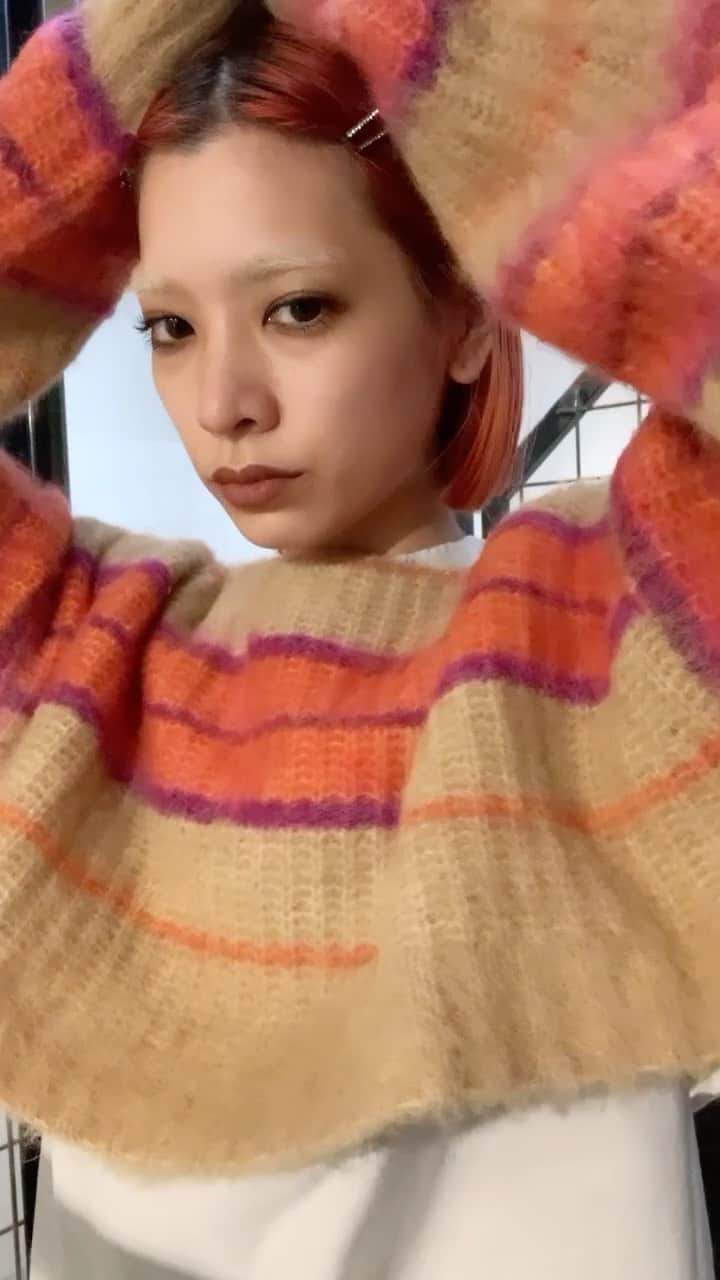 のインスタグラム：「Stripe Mohair Wide Tops&Scarf の着回し🔥 3パターンで着れて、めっちゃ可愛くて、あったかい🧡 #perverze #3912higashi #モヘアニット」