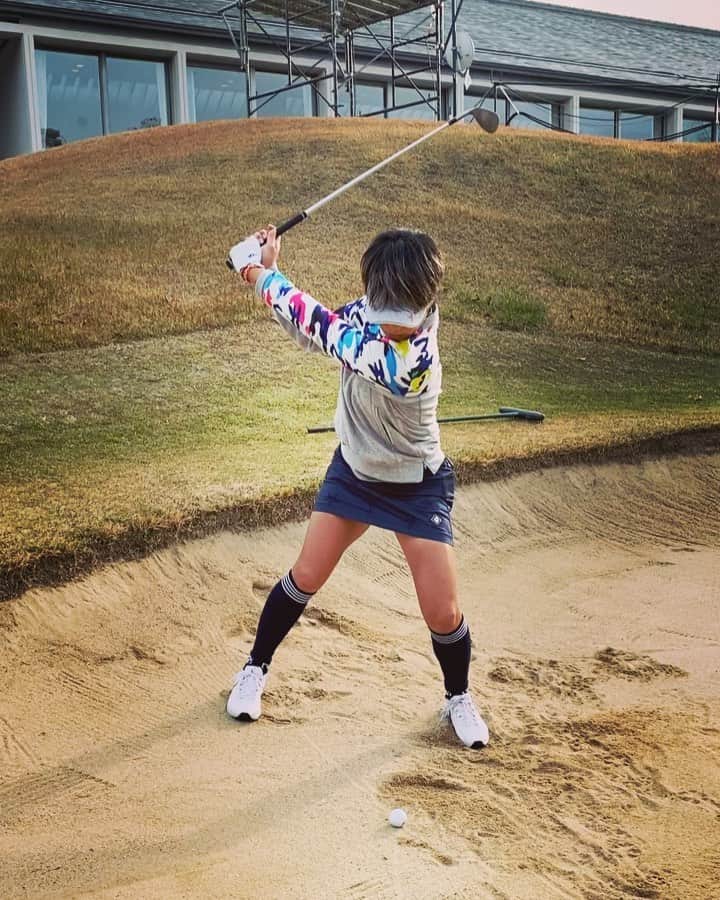 藤本麻子のインスタグラム：「最近バンカーショットが 感覚と少し違っとったんじゃけど、 やっと良い感覚が戻ってきた😇✌🏻イェーイ . アドレスで、 ちょっと右に向いとったみたいじゃわ。 そりゃ思った所に落ちんわな。 そりゃ寄らんわな。 そりゃダフるわな。 そりゃスピンかからんわな〜〜 . 点と点が線になるように、試行錯誤して 打って考えて打って考えて。 . 無我夢中で打っとる時が1番楽しい🥸✌🏻」